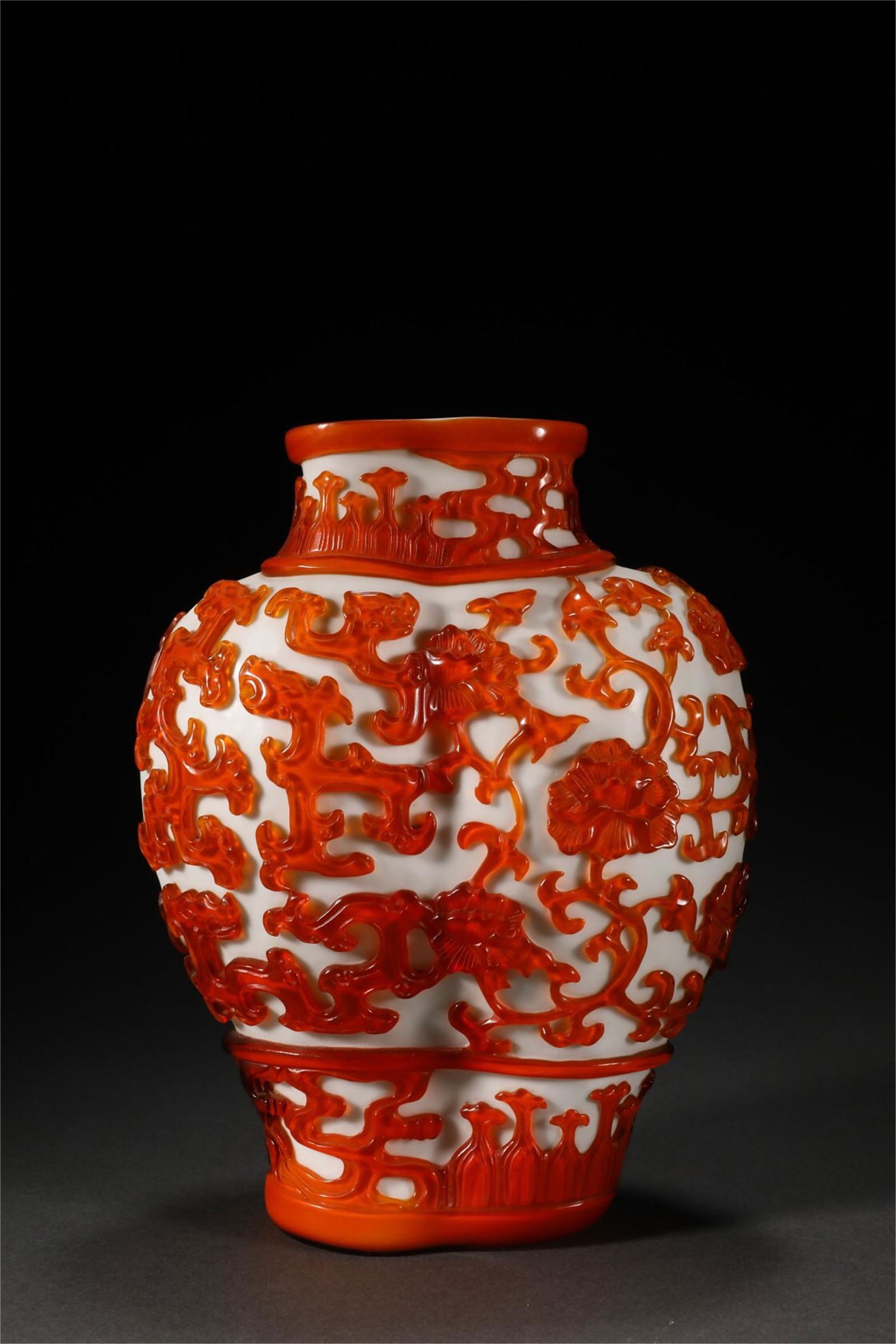 A CHINESE PEKING GLASS VIEWS VASE (1 of 9)