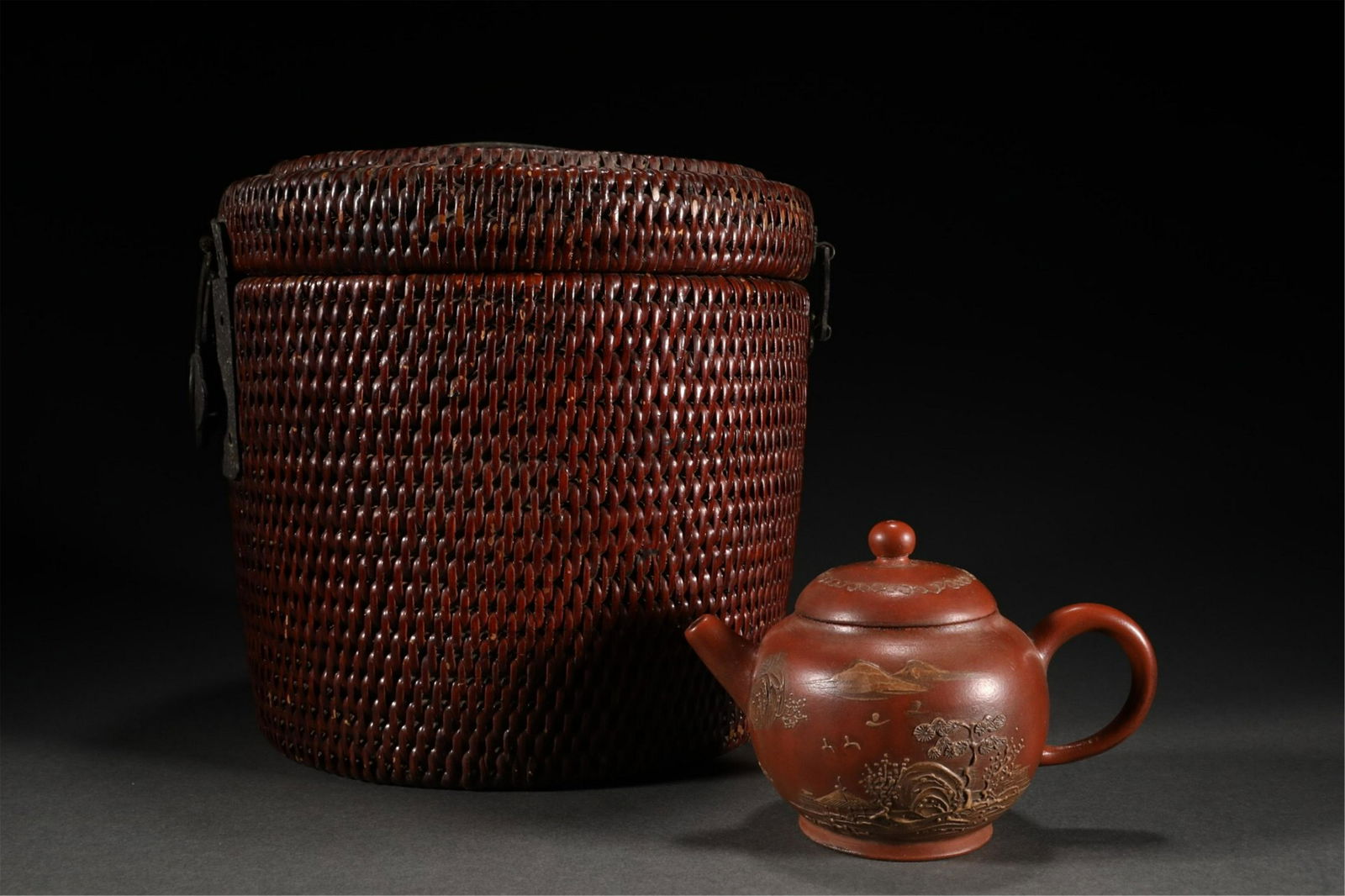 A CHINESE ZISHA CLAY TEAPOT (1 of 9)