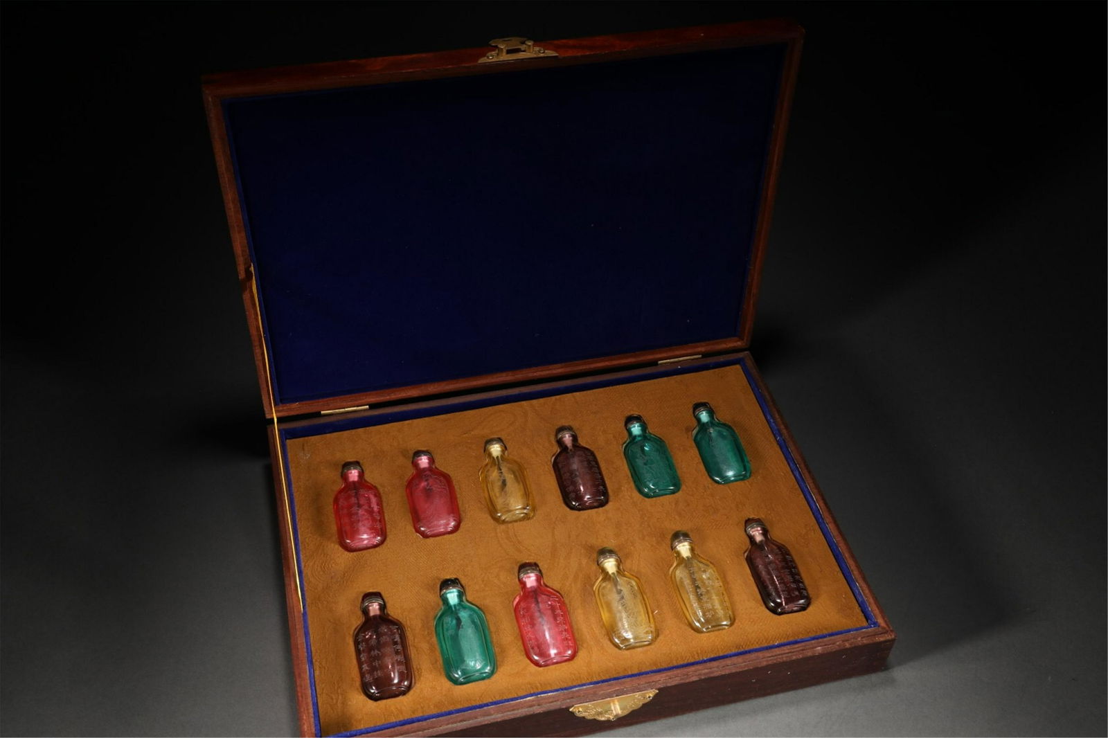 A SET OF CHINESE PEKING GLASS TWELVE SNUFF BOTTLES (1 of 9)