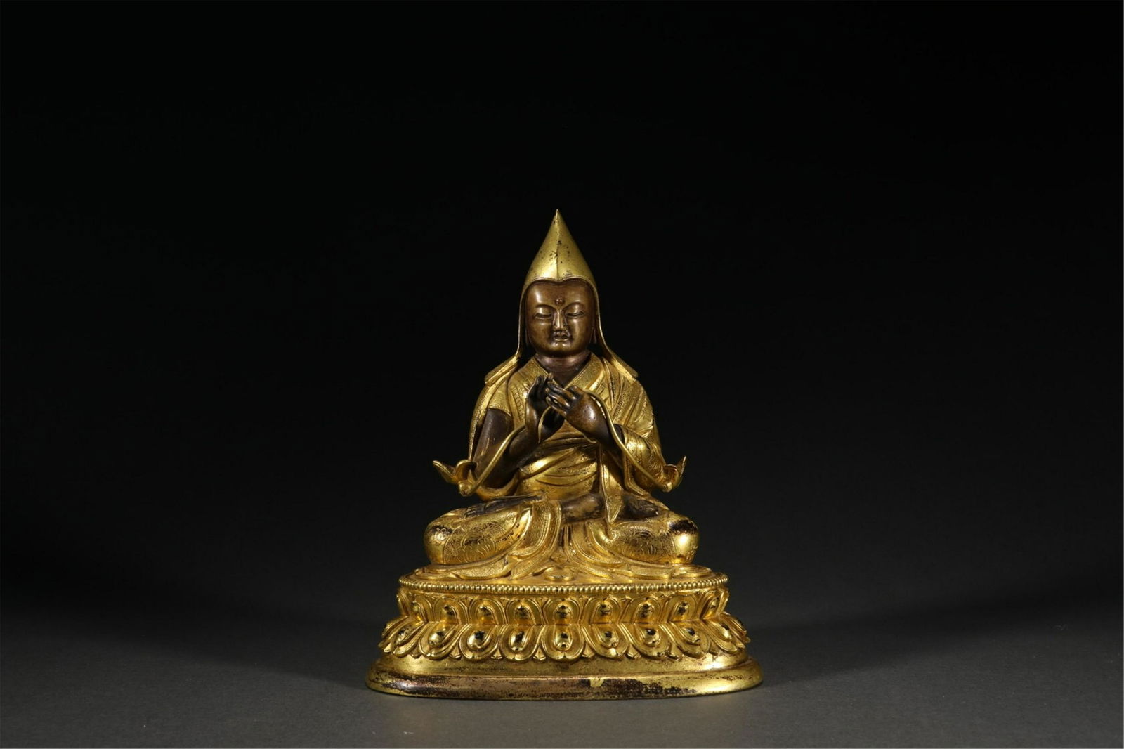 A CHINESE GILDING FIGURE OF BUDDHA STATUE (1 of 9)