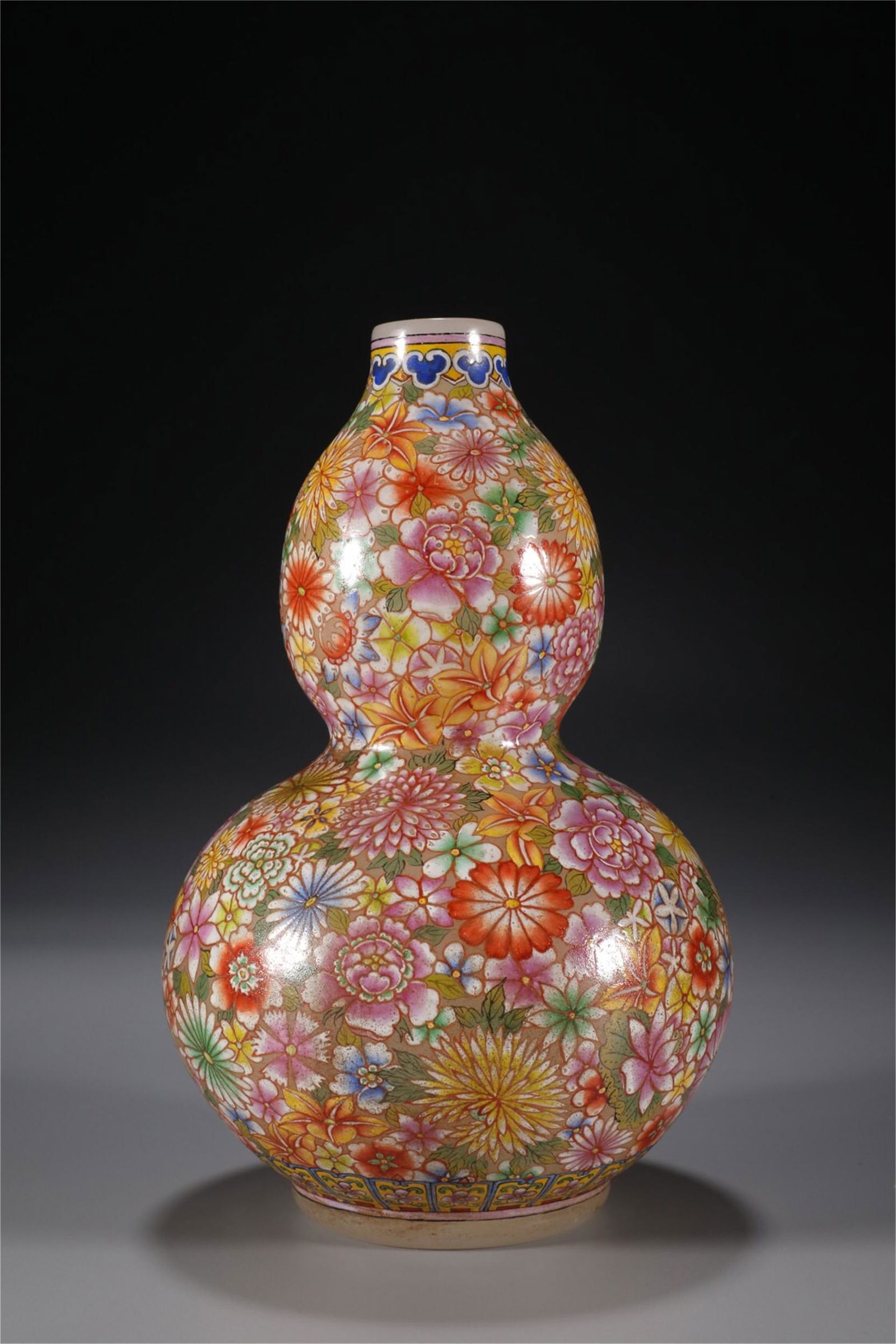A CHINESE PEKING GLASS FLOWERS GOURDS VASE (1 of 9)