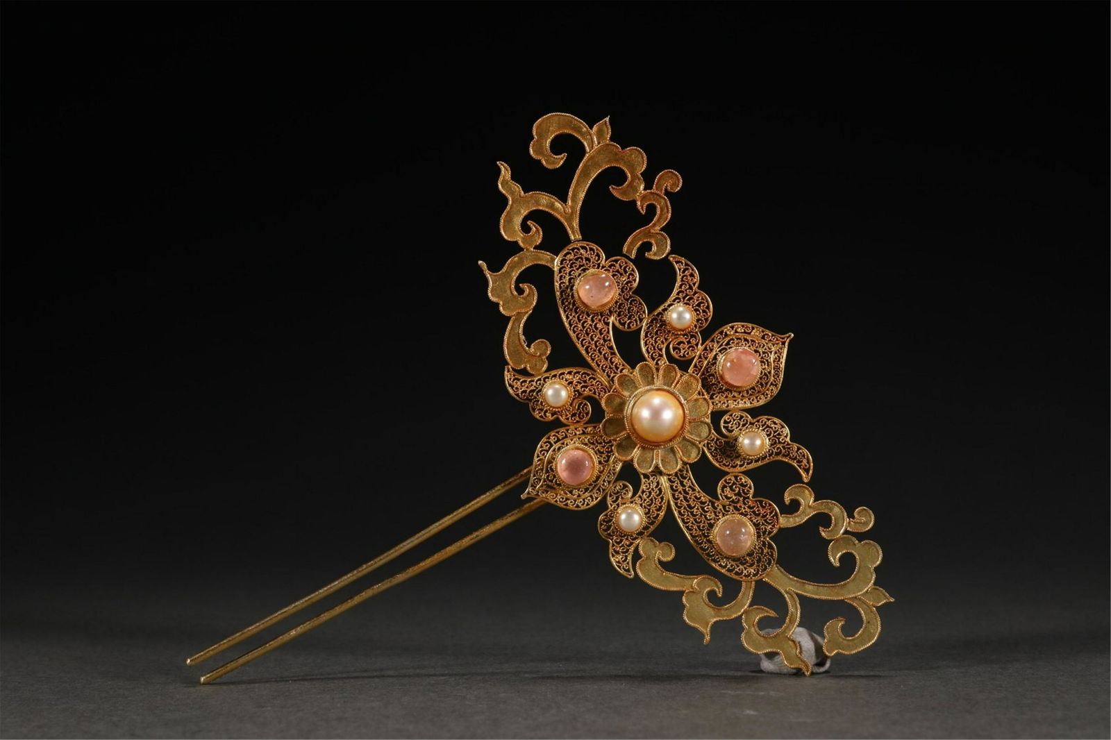 A CHINESE GILT SILVER FILIGREE HAIRPIN (1 of 6)