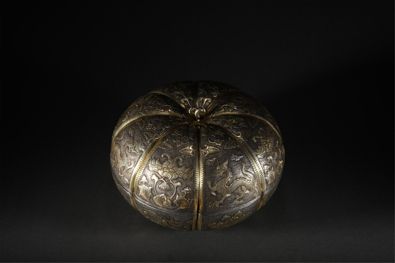 A CHINESE GILDING MELON SHAPED LIDDED BOX (1 of 9)
