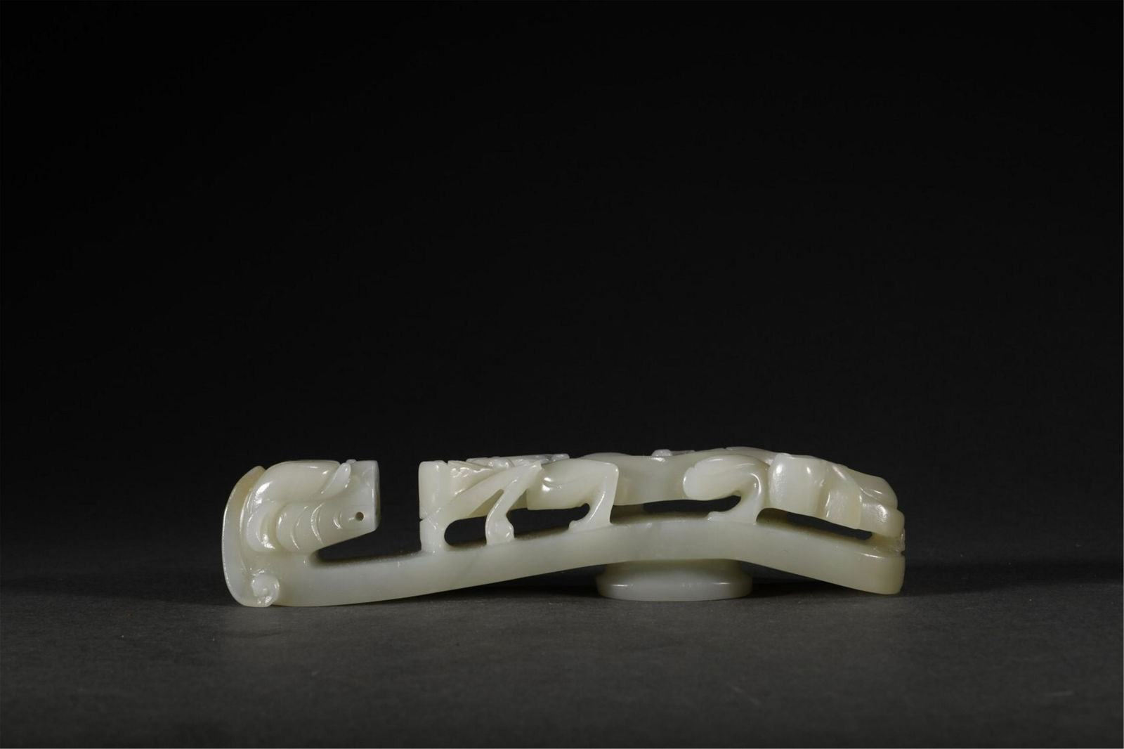 A CHINESE JADE DRAGON BELT HOOK (1 of 9)