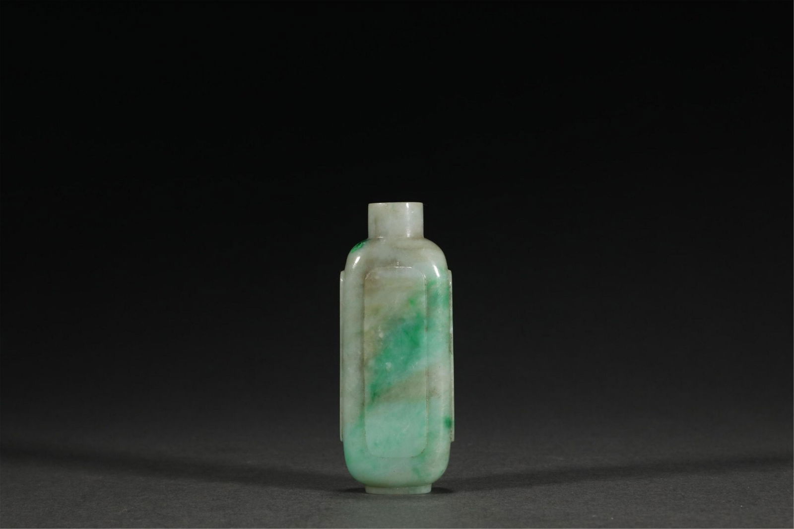 A CHINESE JADEITE SNUFF BOTTLE (1 of 6)