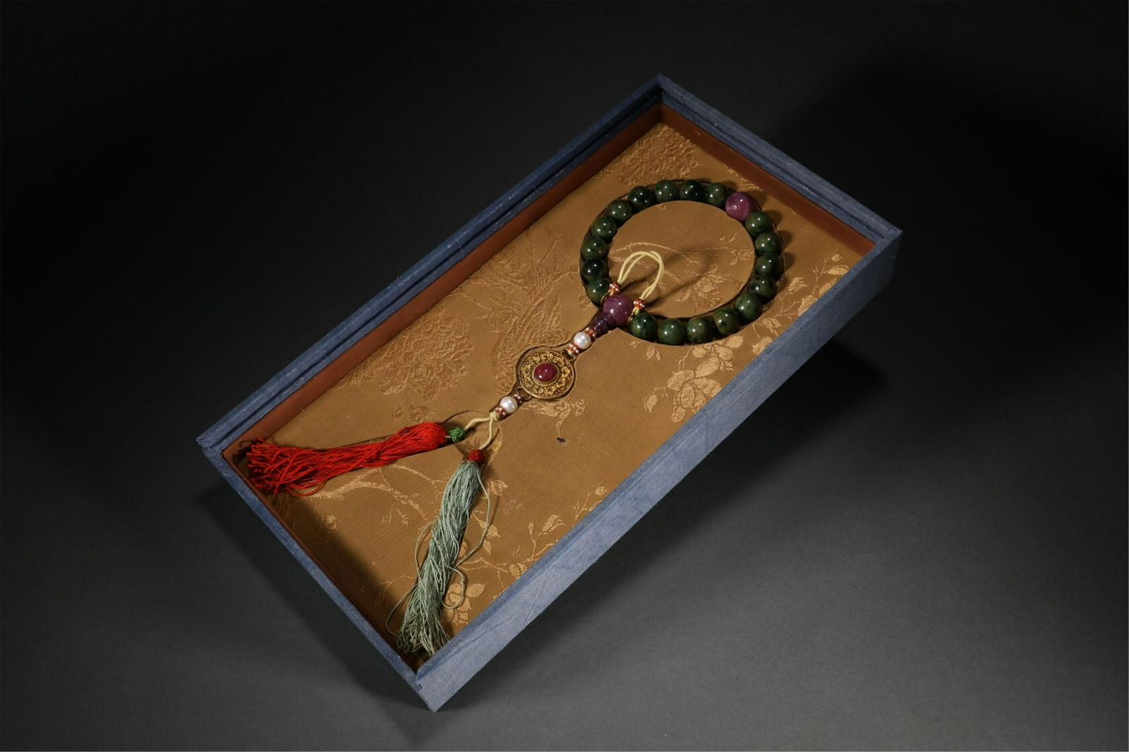 A CHINESE JADEITE EIGHTEEN BEADS PRAYERS BEADS (1 of 9)