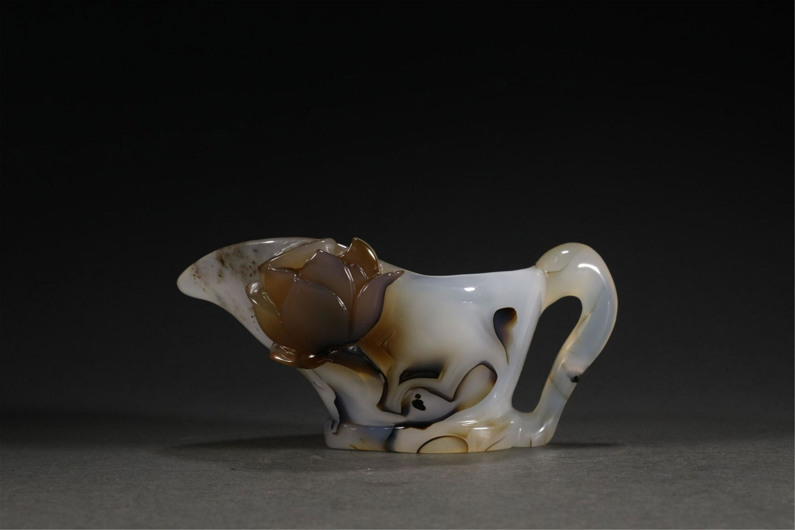 A CHINESE AGATE LOTUS FLOWERS HANDLE CUP (1 of 9)