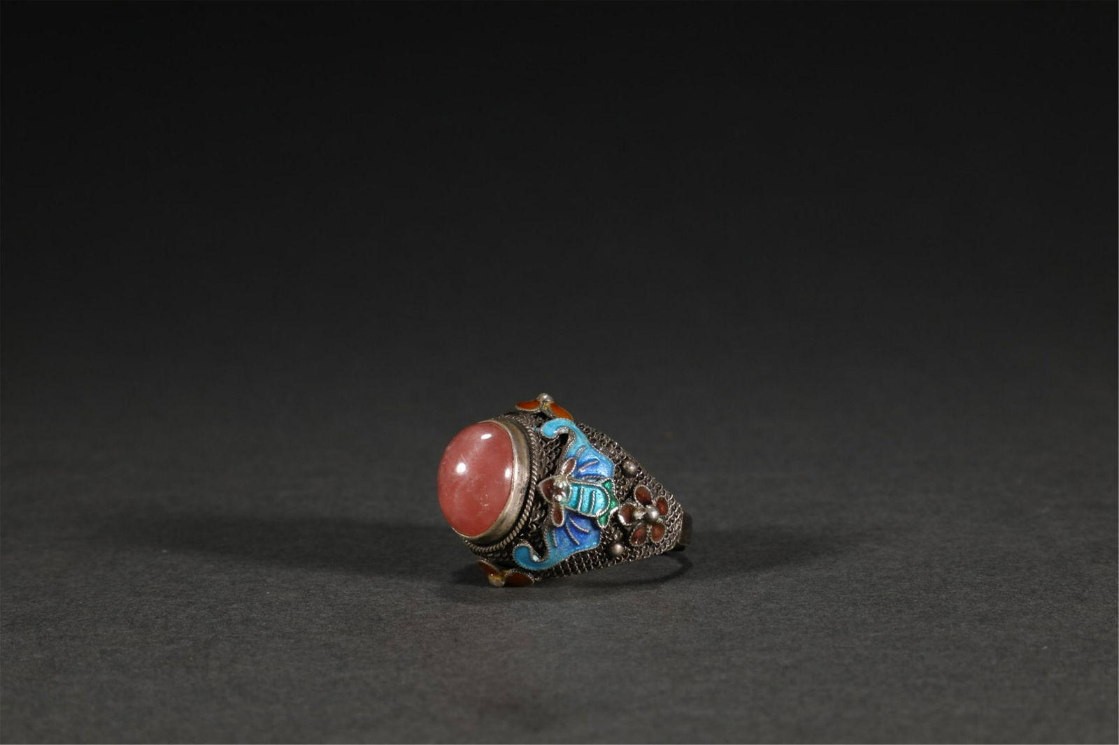 A CHINESE SILVER INLAID TOURMALINE RING (1 of 6)