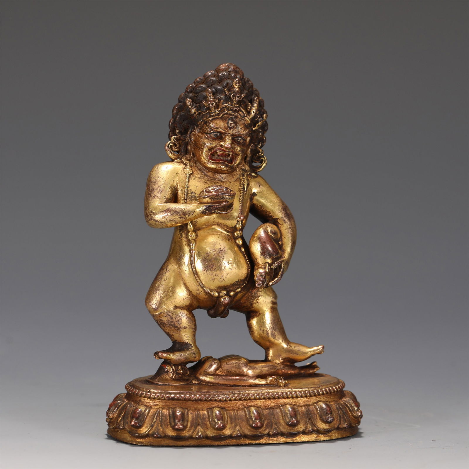 A CHINESE BRONZE FIGURE OF BUDDHA STATUE (1 of 8)