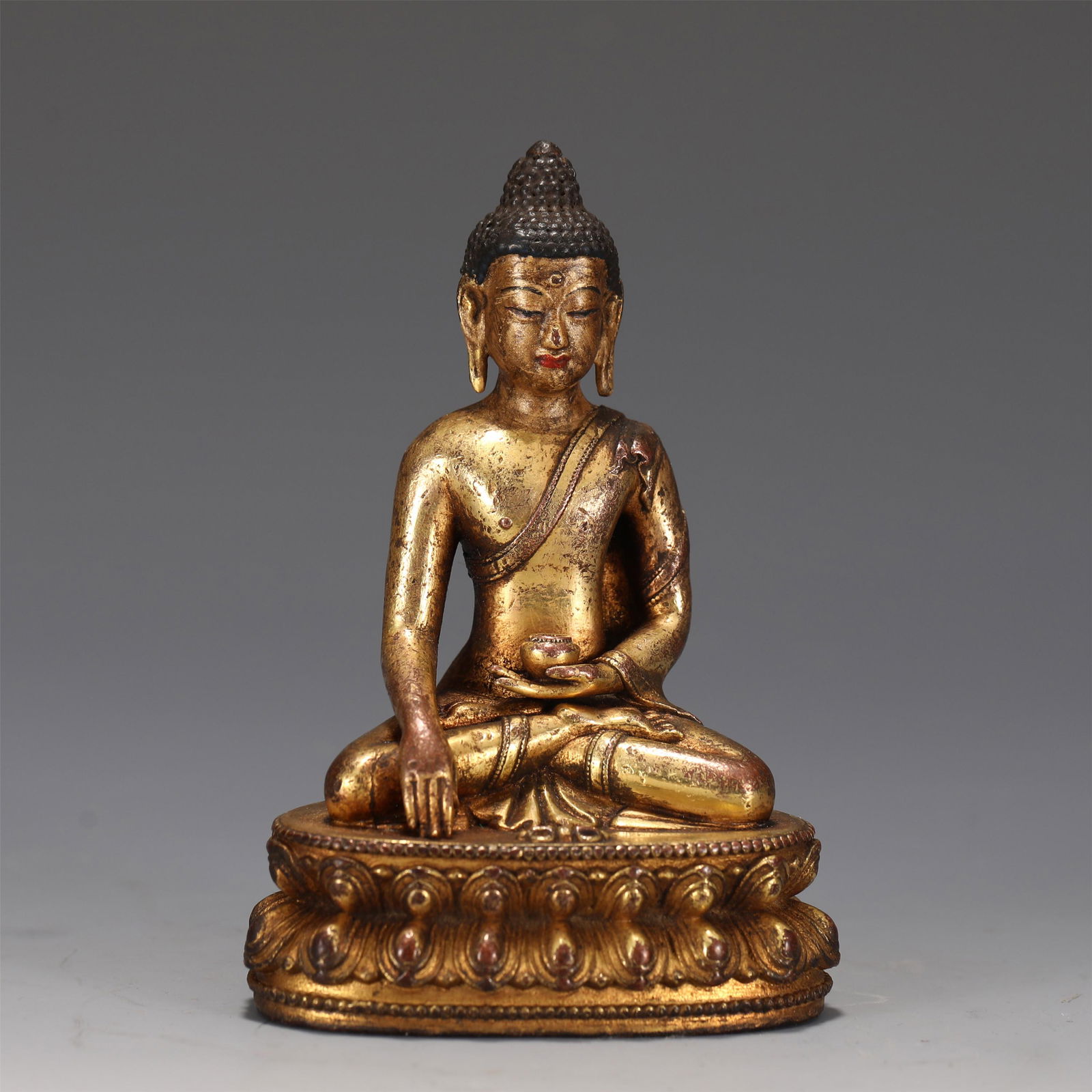 A CHINESE BRONZE FIGURE OF BUDDHA STATUE (1 of 8)