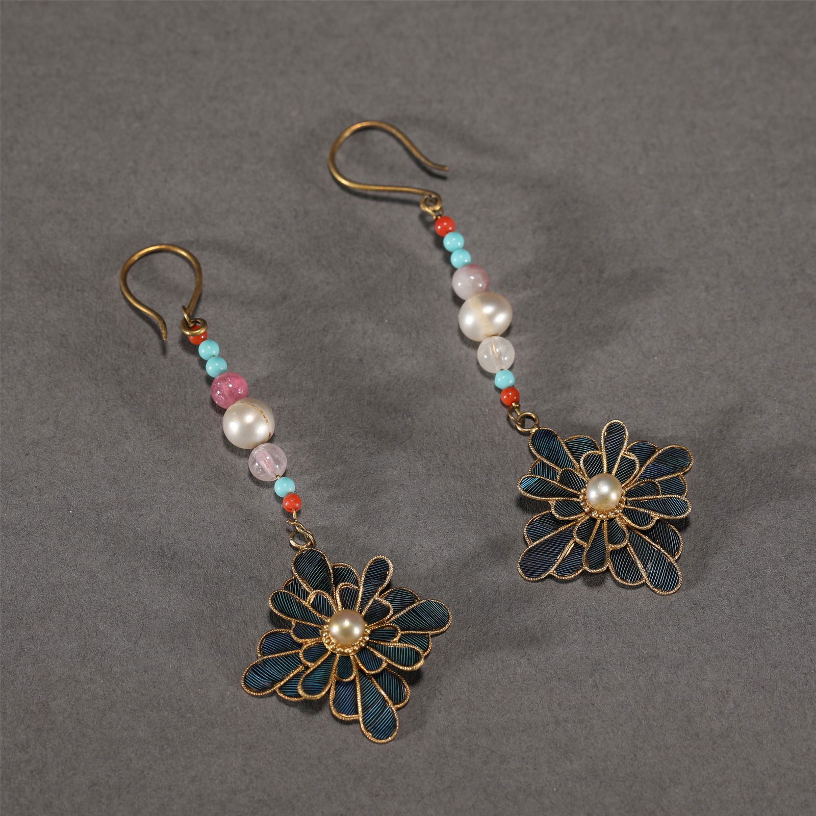 A CHINESE GILT SILVER EARRINGS (1 of 8)