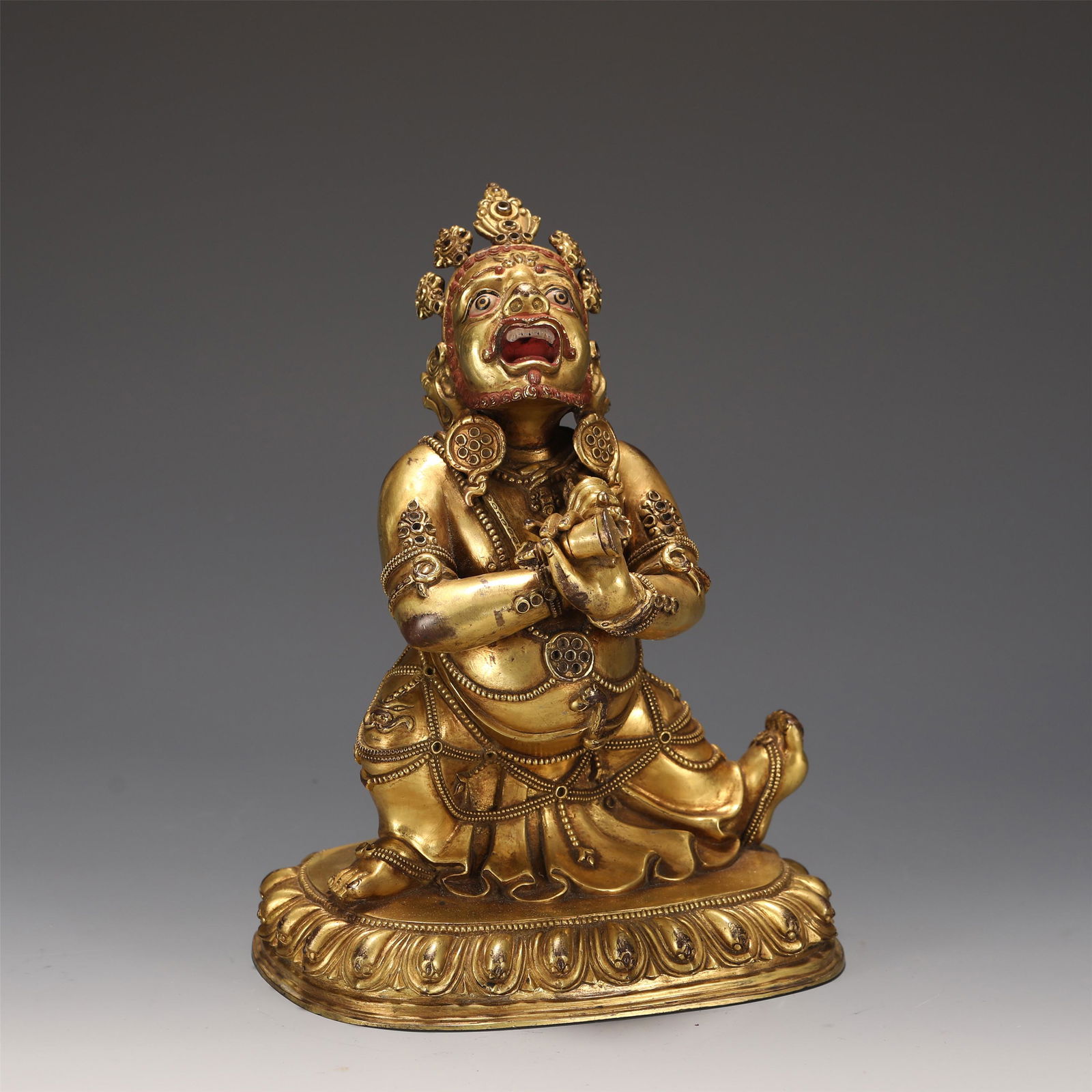 A CHINESE BRONZE FIGURE OF BUDDHA STATUE (1 of 8)