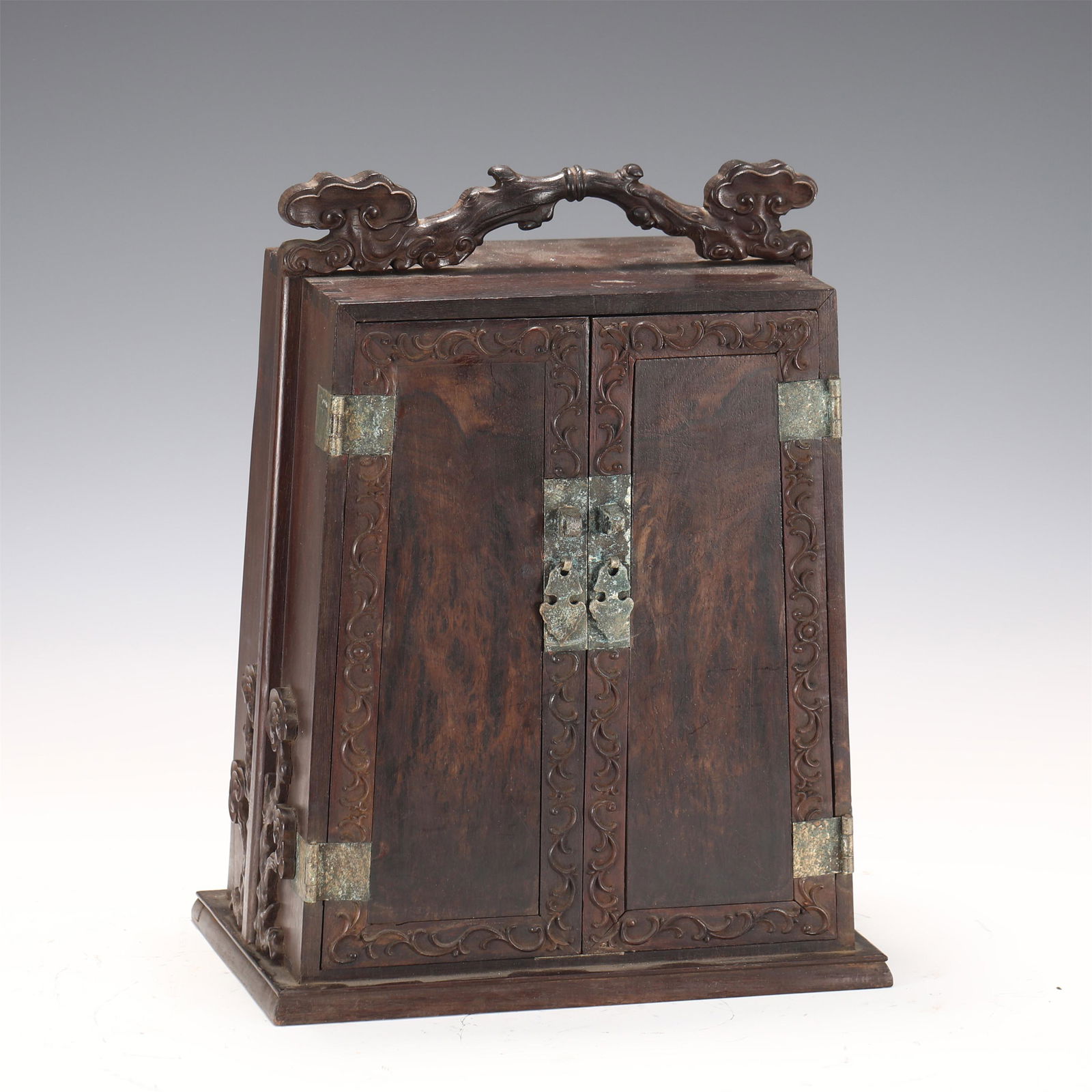 A CHINESE WOODEN CABINET (1 of 10)