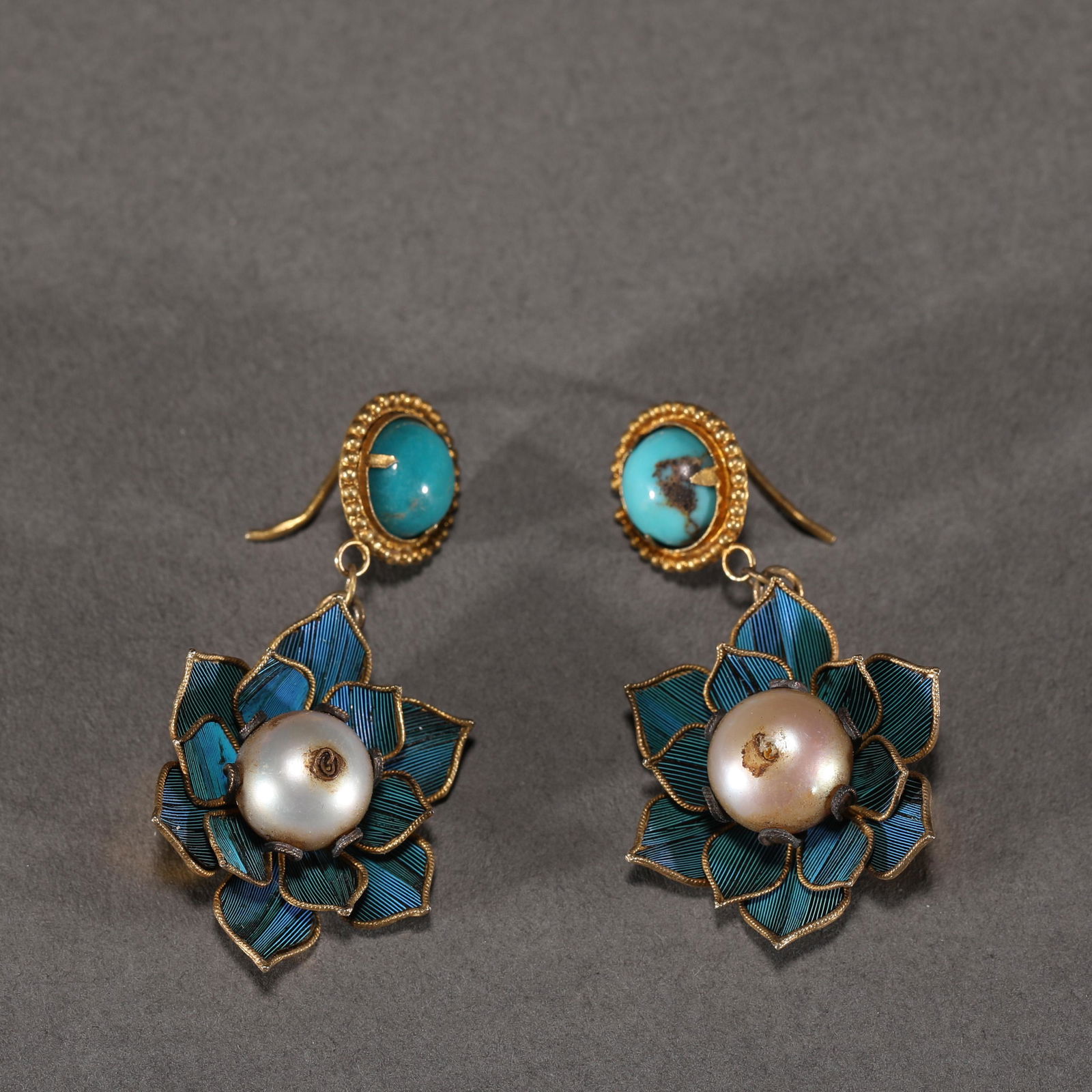 A CHINESE GILT SILVER EARRINGS (1 of 7)