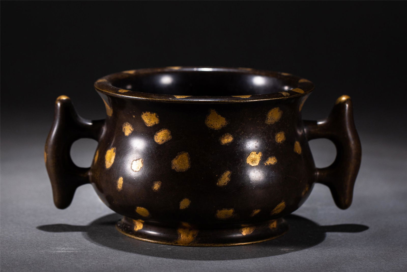 A CHINESE BRONZE DOUBLE HANDLE CENSER (1 of 10)