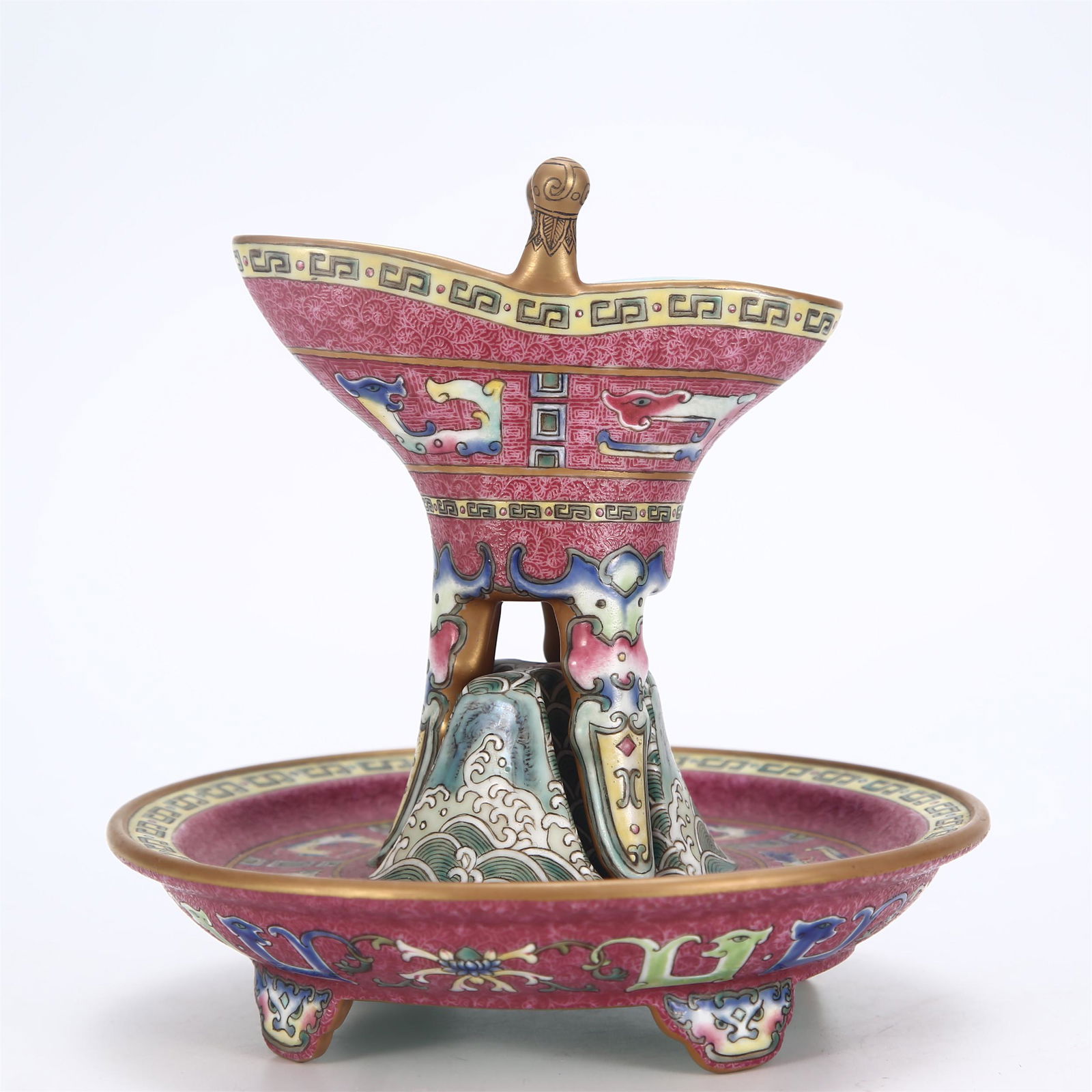 A SET OF CHINESE FAMILLE ROSE PORCELAIN GOLD PAINTED CUP AND SAUCER (1 of 9)