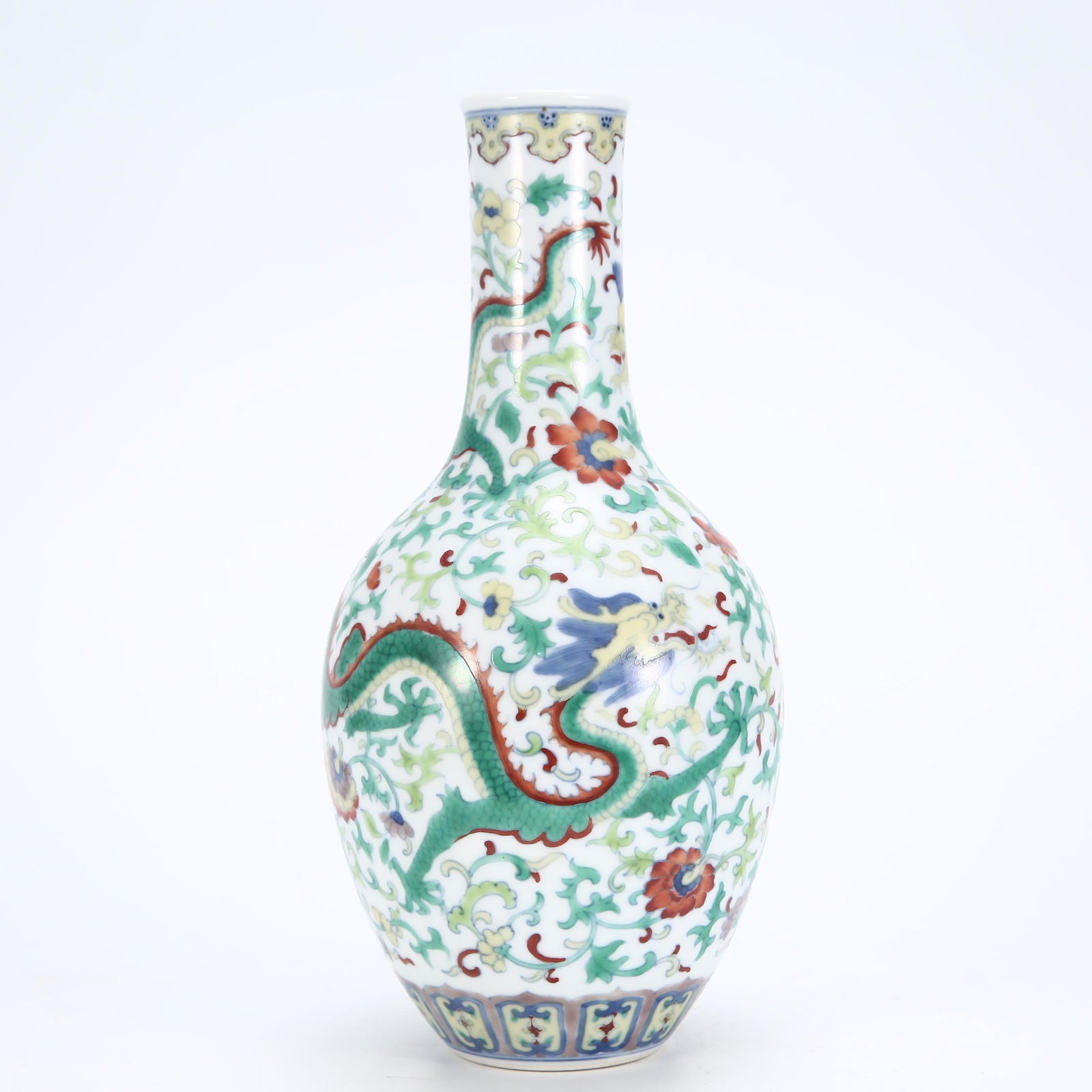A CHINESE DOUCAI PORCELAIN DRAGON PATTERN VASE (1 of 9)