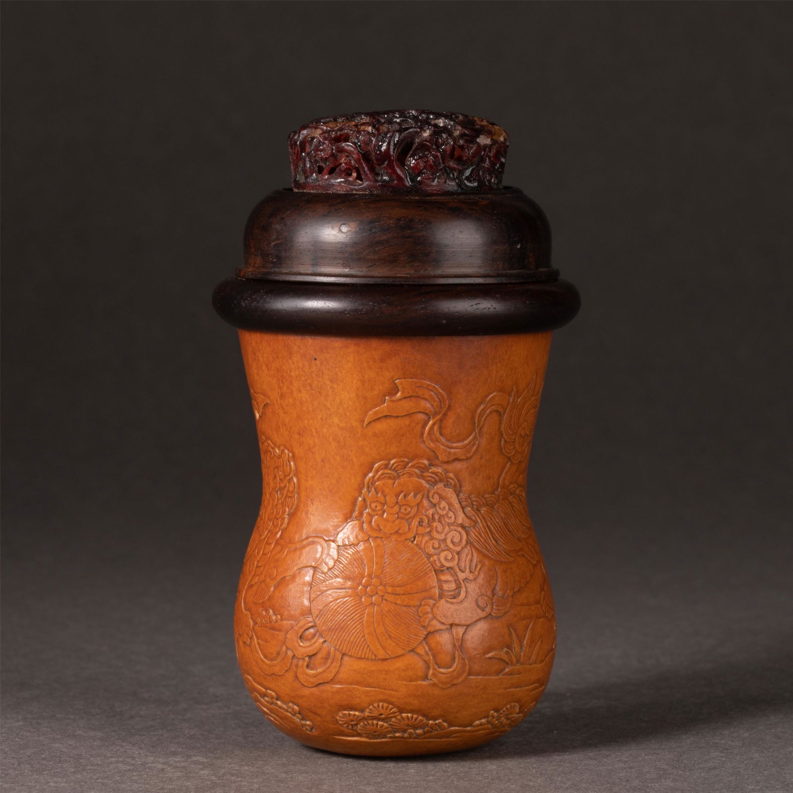 A CHINESE CARVED GOURD JAR (1 of 10)