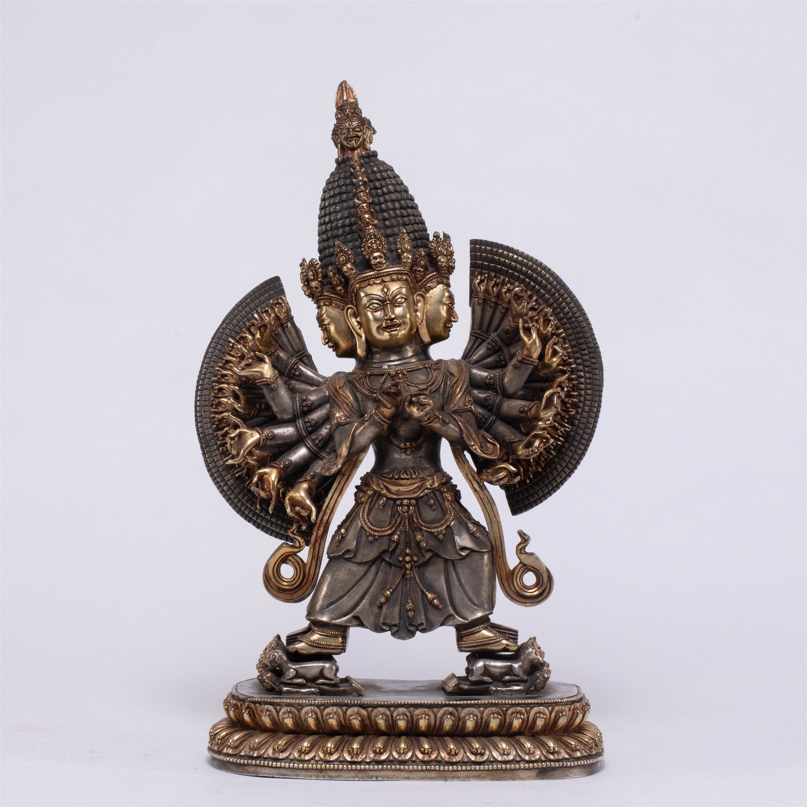 A CHINESE GILDING SILVER FIGURE OF BUDDHA STATUE (1 of 10)