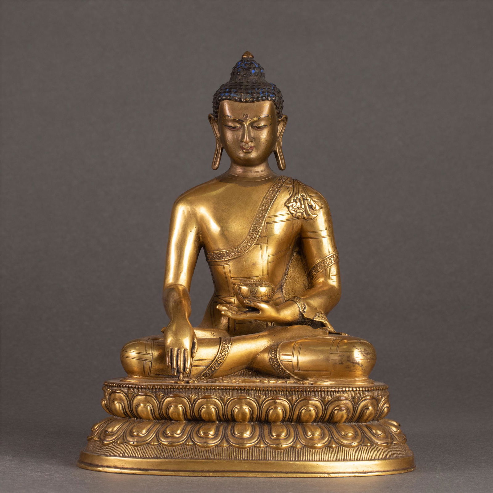 A CHINESE GILT BRONZE FIGURE OF BUDDHA STATUE (1 of 10)