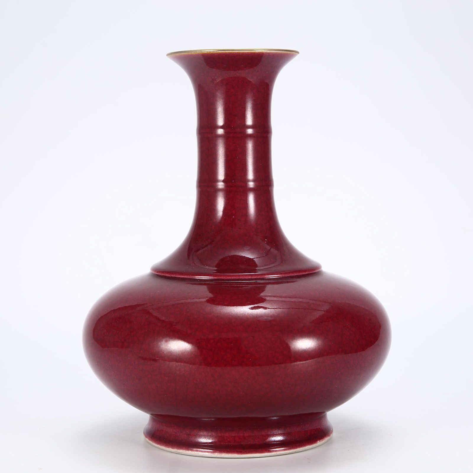 A CHINESE RED GLAZE PORCELAIN VASE (1 of 9)