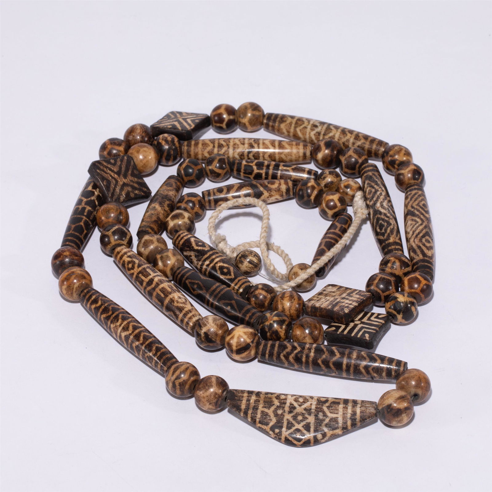 A CHINESE DZI BEAD BRACELET (1 of 8)