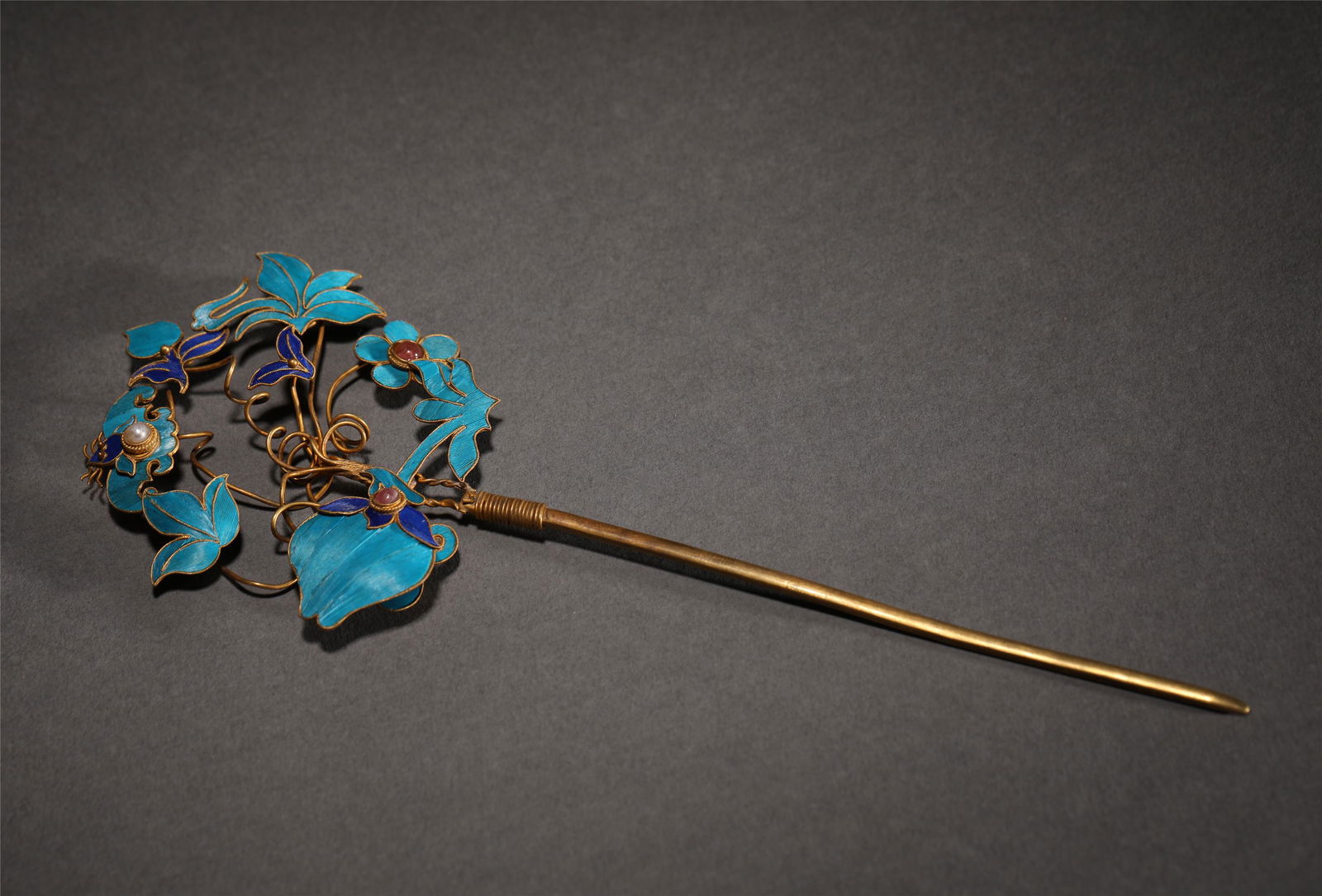 A CHINESE GILT SILVER HAIRPIN (1 of 8)