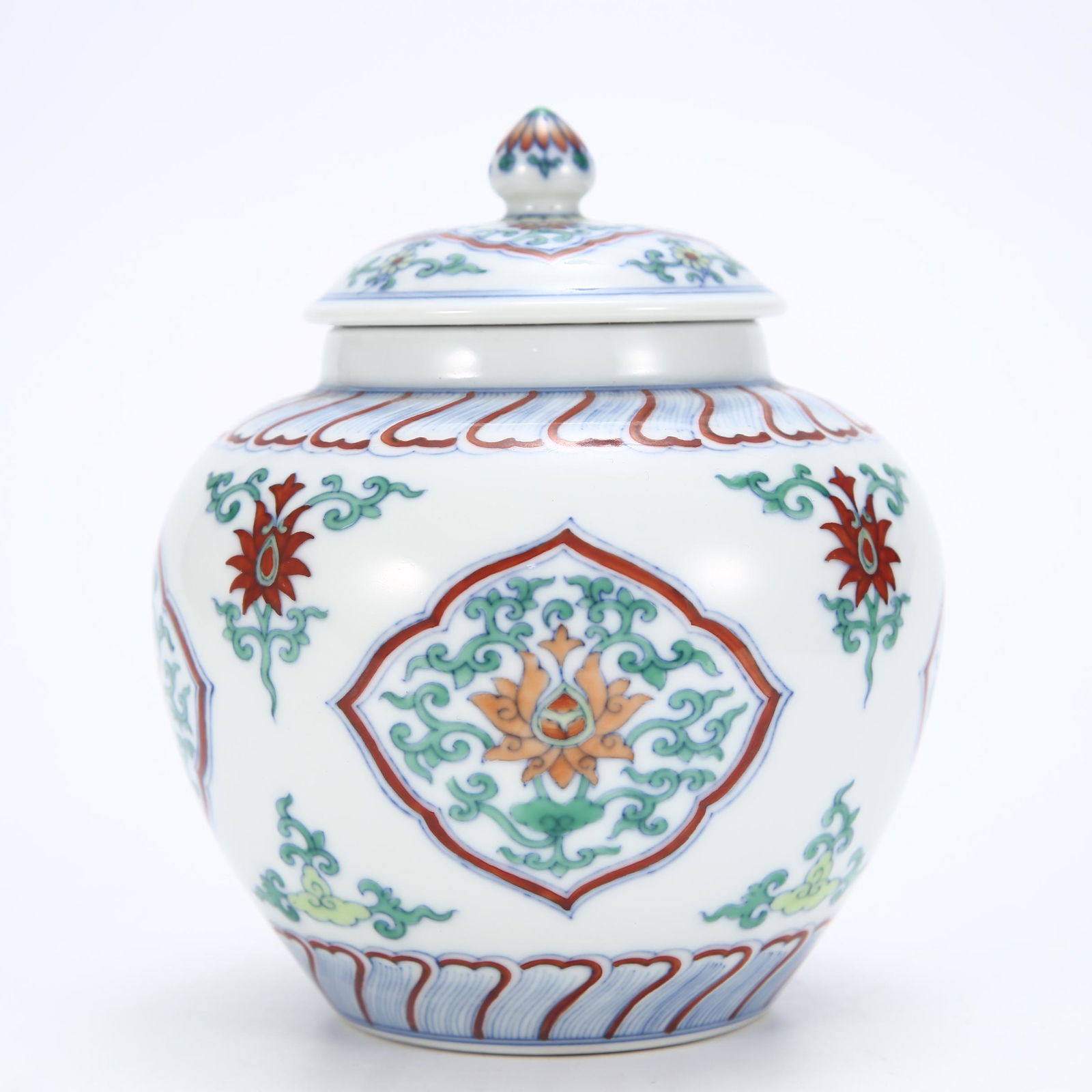 A CHINESE DOUCAI PORCELAIN FLOWERS LIDDED JAR (1 of 9)
