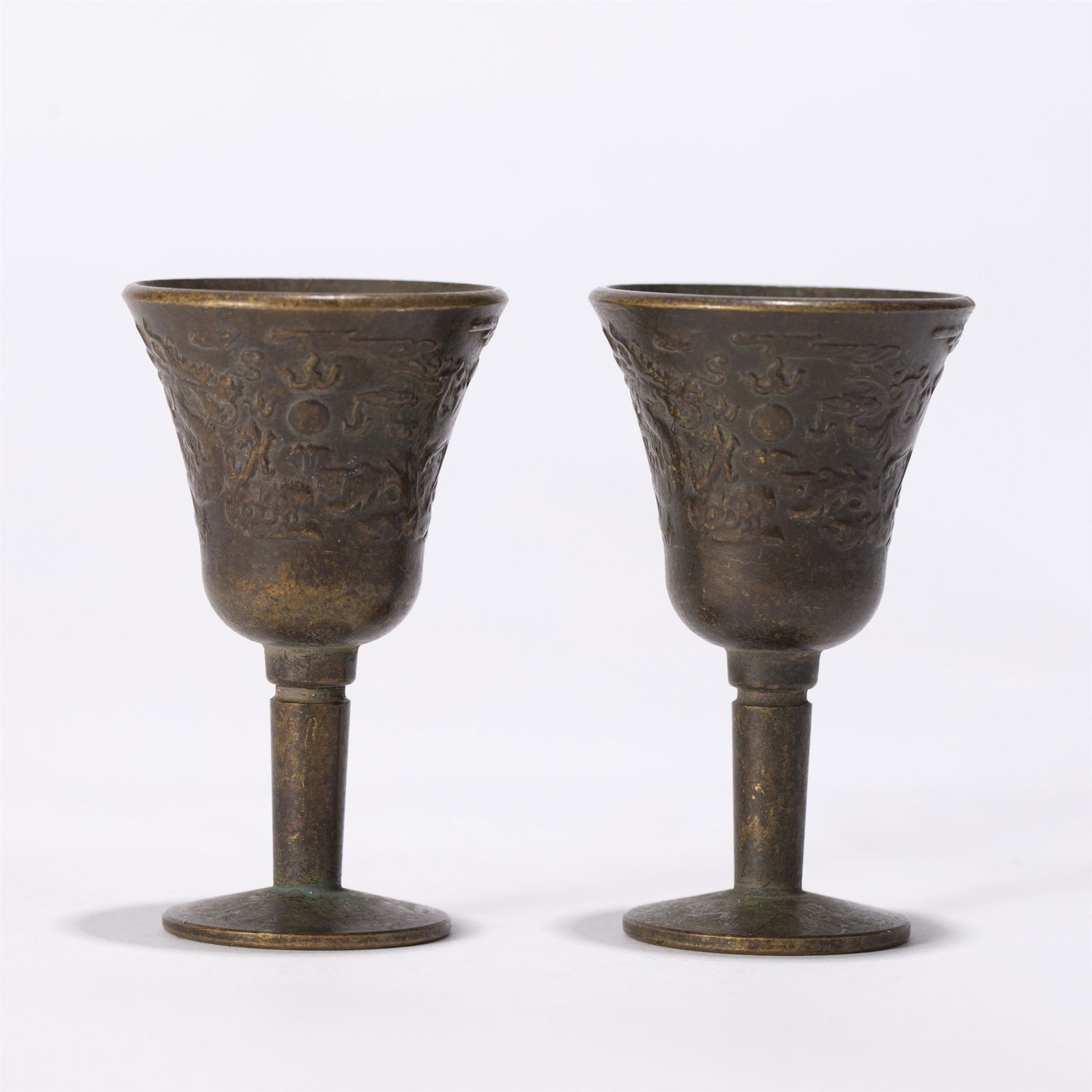 A PAIR OF CHINESE BRONZE CUPS (1 of 8)