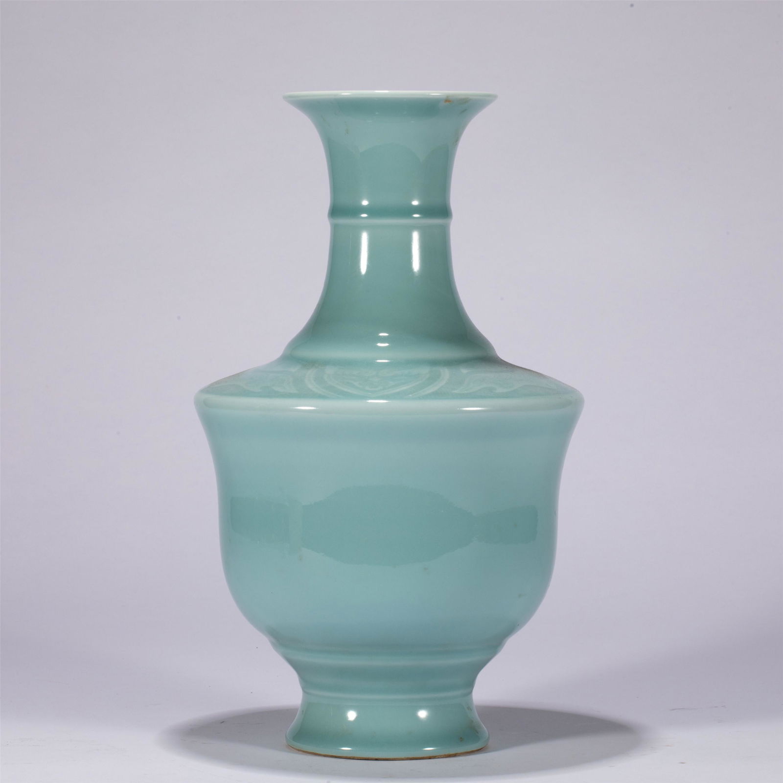 A CHINESE CELADON GLAZE PORCELAIN VASE (1 of 9)