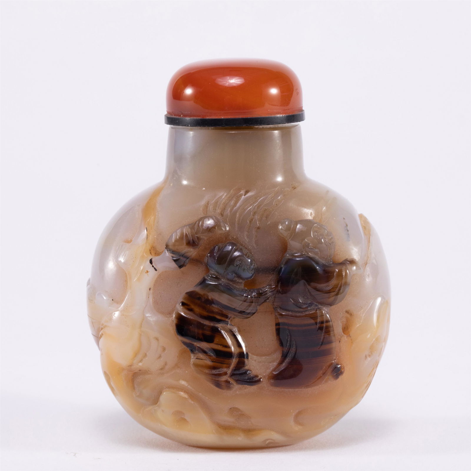 A CHINESE AGATE SNUFF BOTTLE (1 of 9)