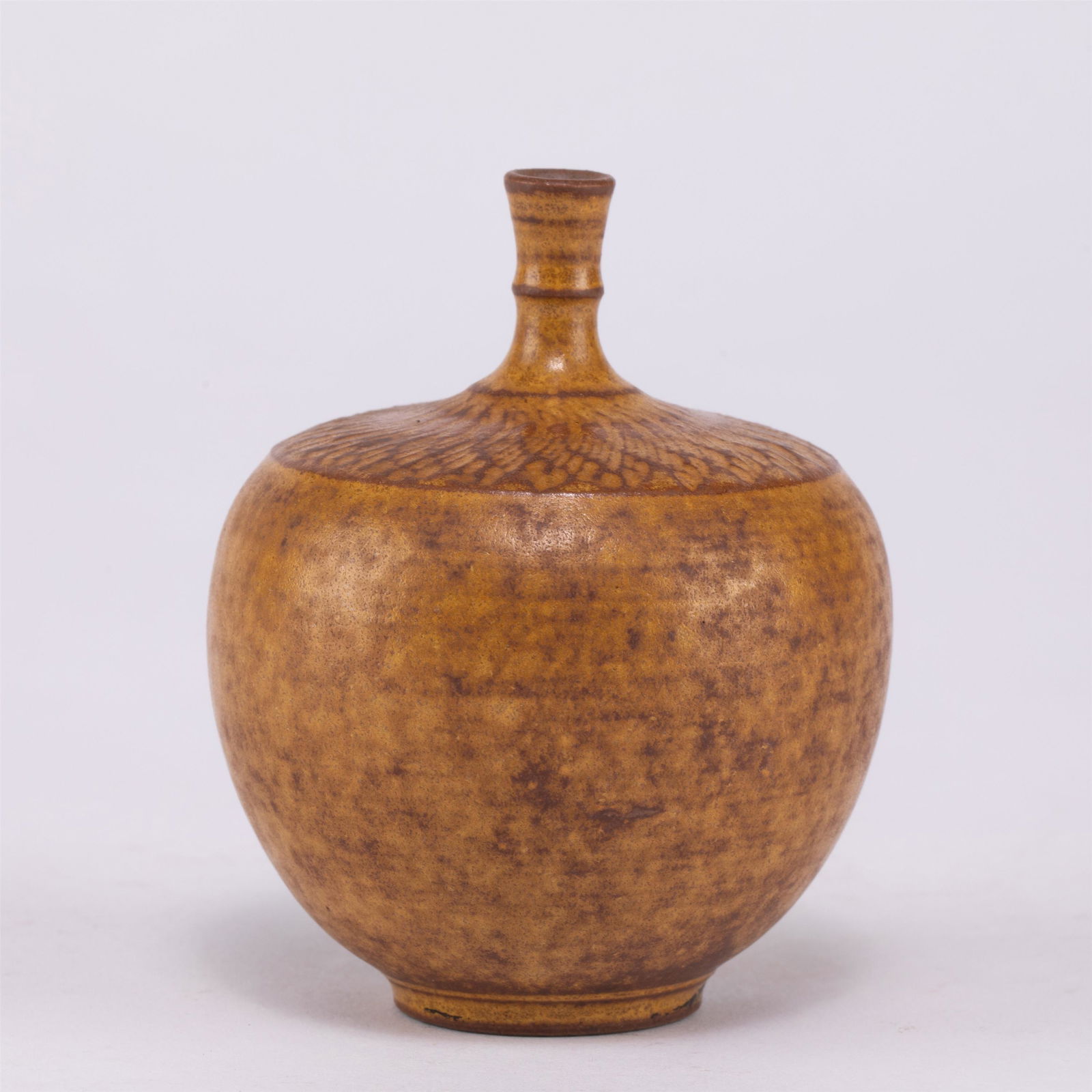 A CHINESE PORCELAIN POT (1 of 9)