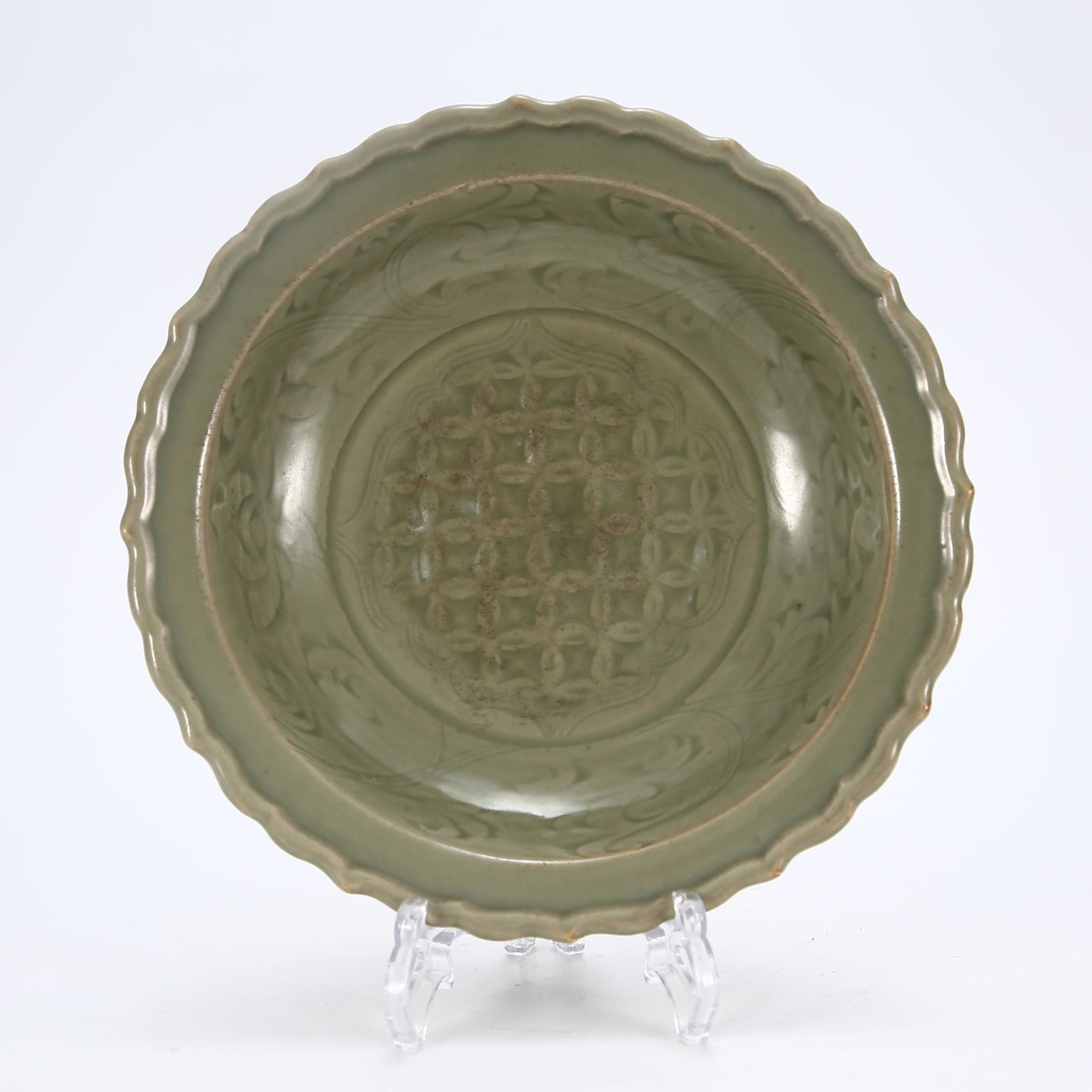 A CHINESE CELADON GLAZE PORCELAIN DISH (1 of 9)