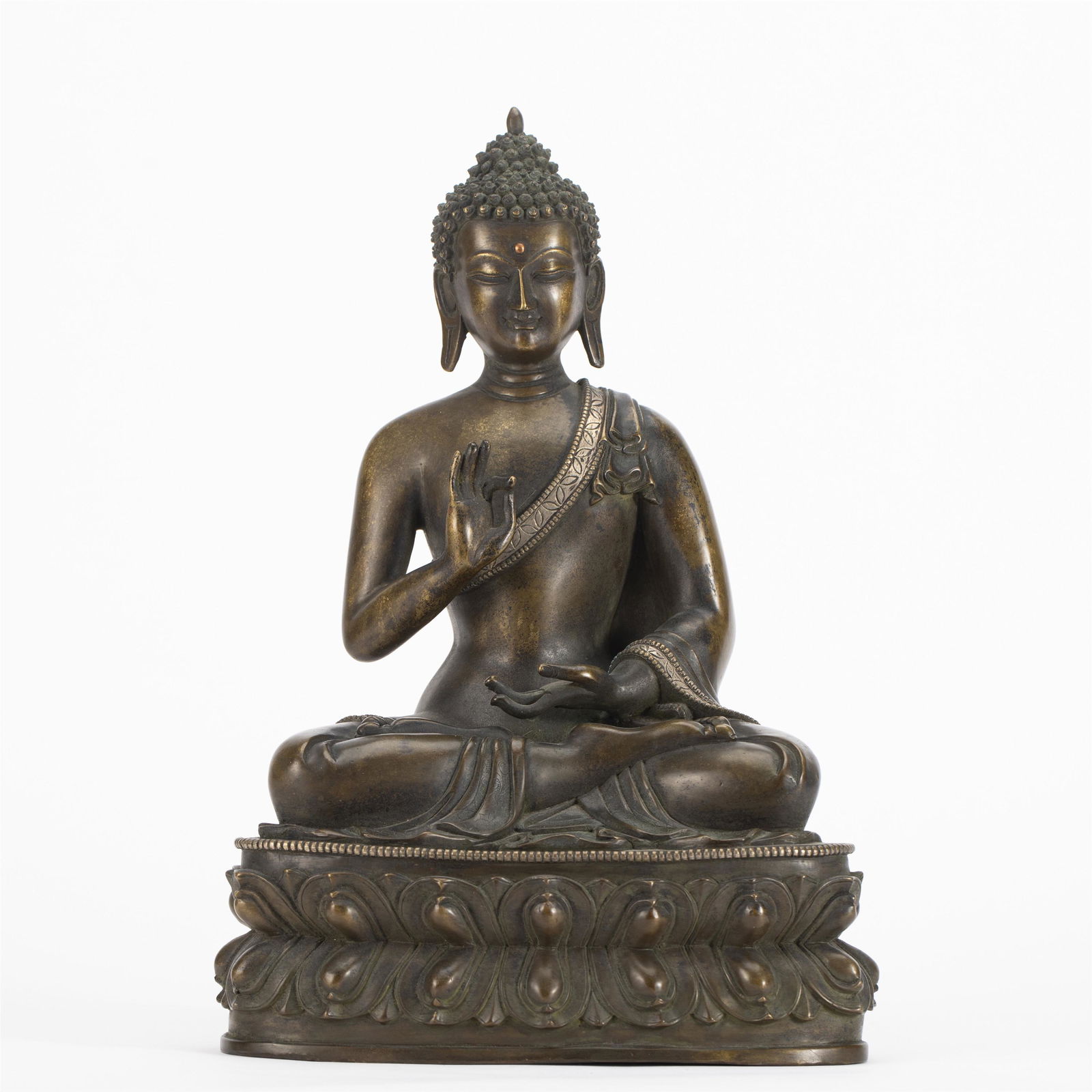 A CHINESE BRONZE FIGURE OF BUDDHA STATUE (1 of 9)