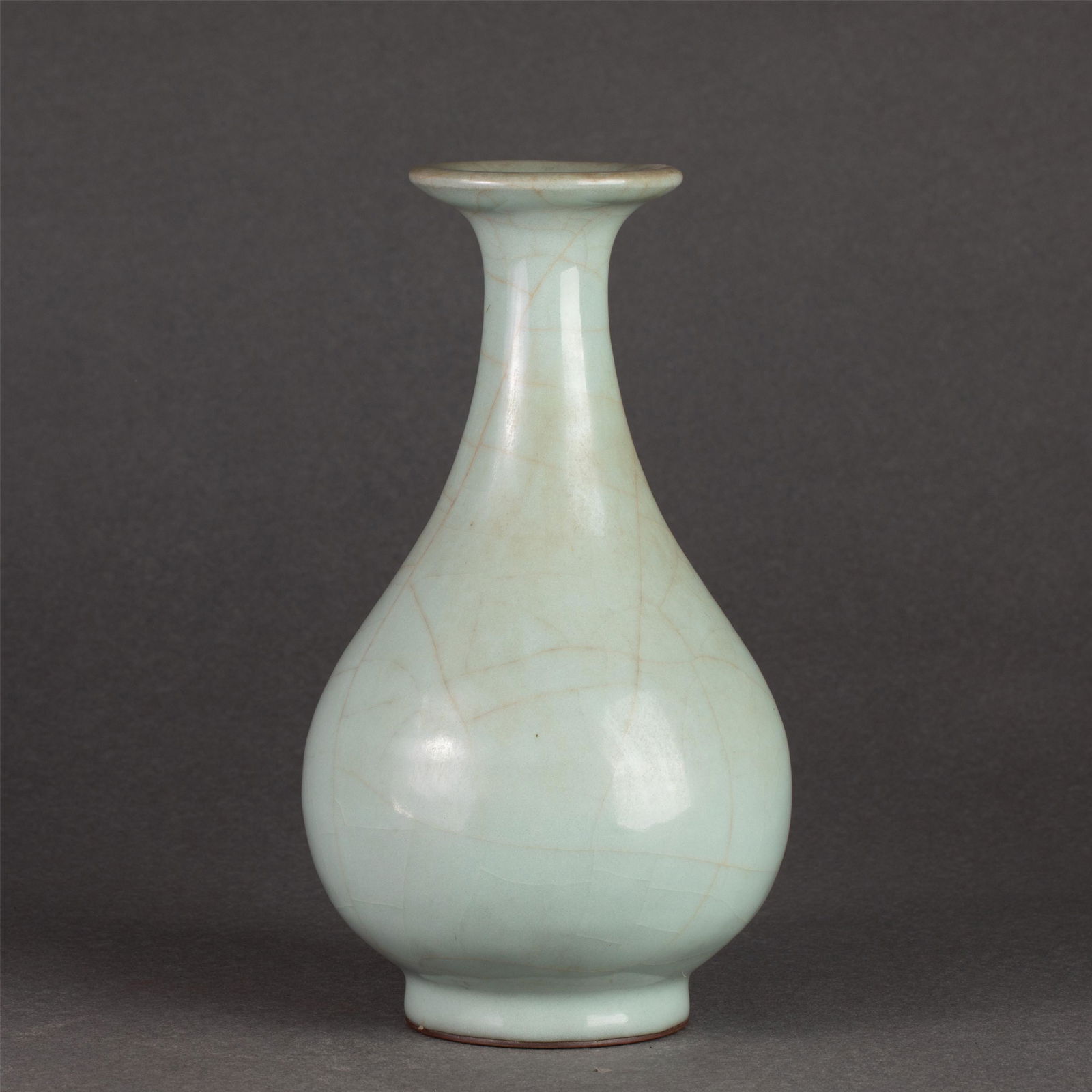 A CHINESE RU TYPE GLAZE PORCELAIN VASE (1 of 10)