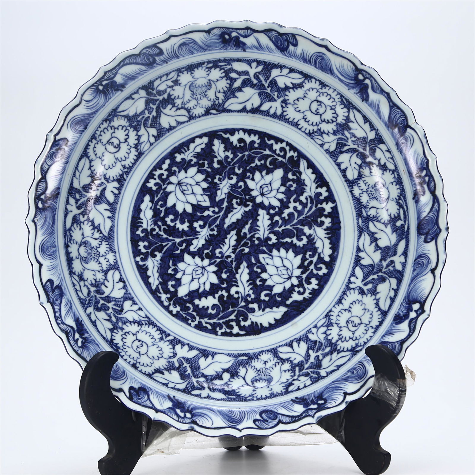 A CHINESE BLUE AND WHITE PORCELAIN FLOWERS DISH (1 of 9)
