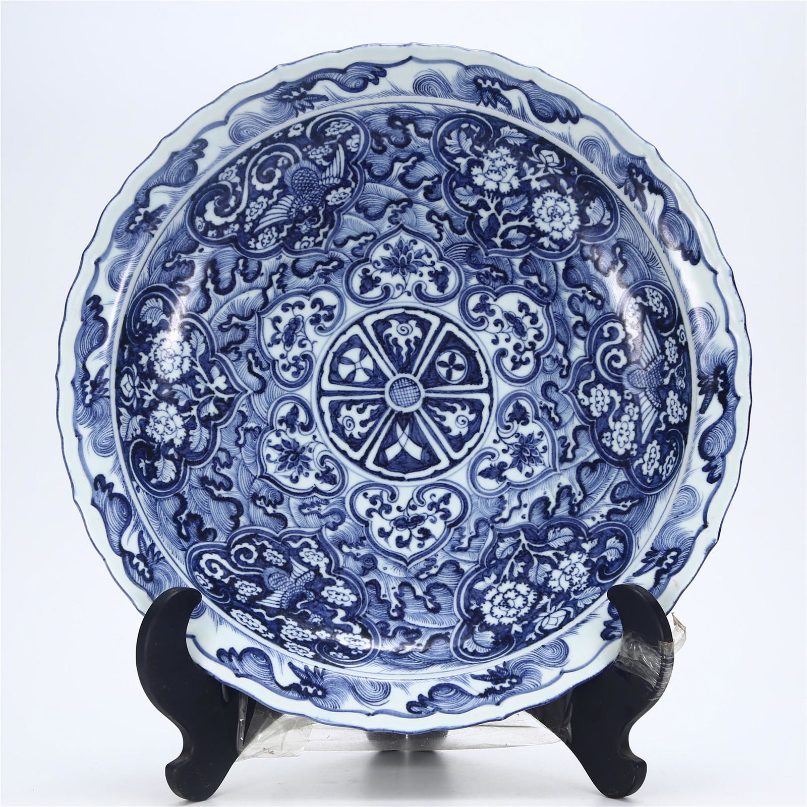 A CHINESE BLUE AND WHITE PORCELAIN FLOWERS DISH (1 of 9)