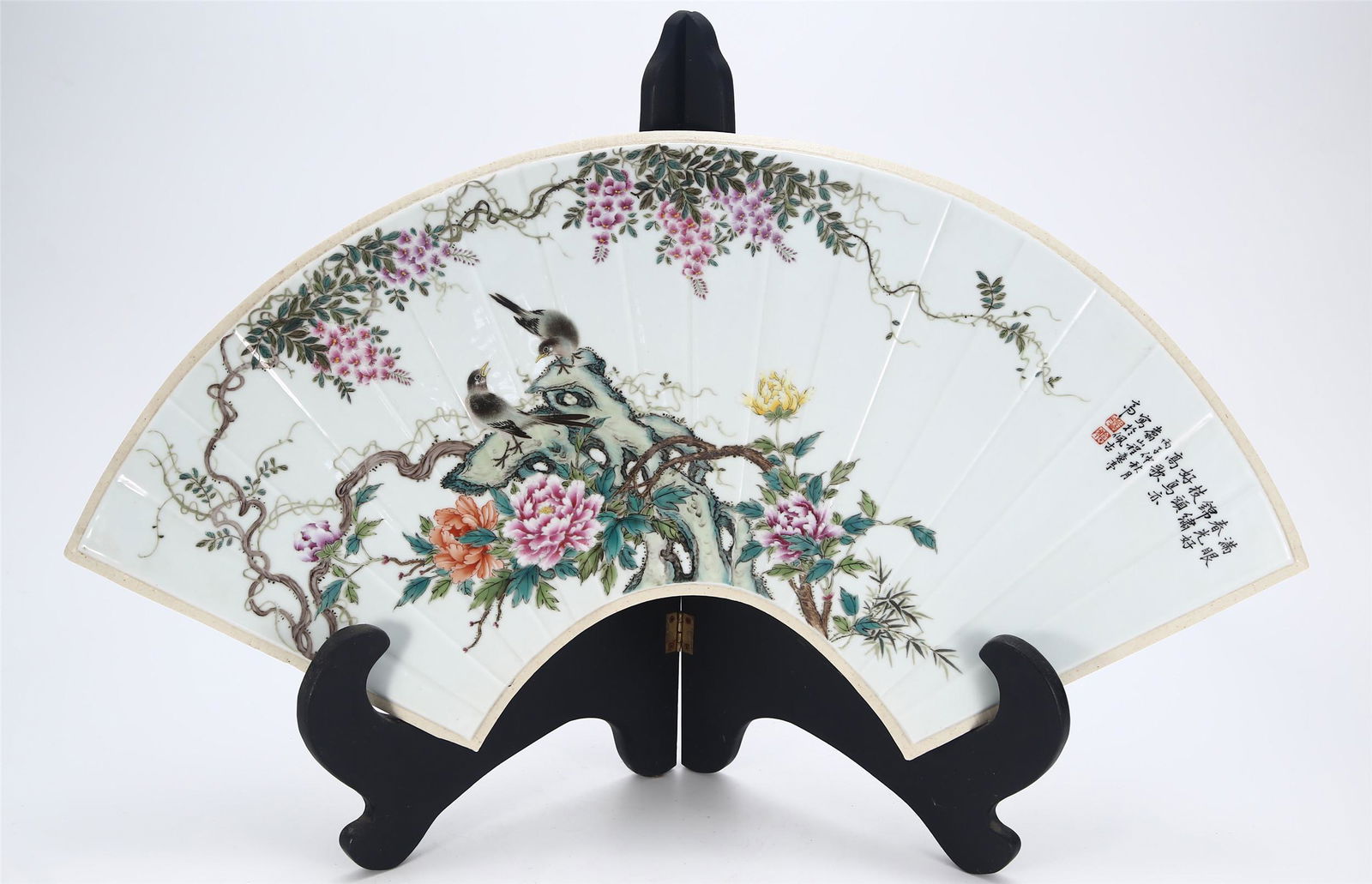 A CHINESE FAMILLE ROSE PORCELAIN FAN SHAPED PLATE (1 of 9)
