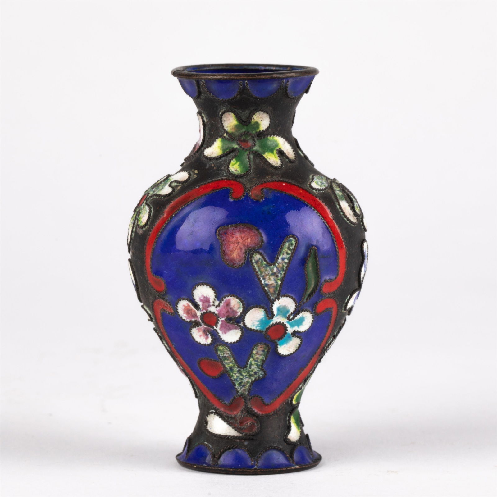 A CHINESE ENAMEL VASE ORNAMENTS (1 of 9)