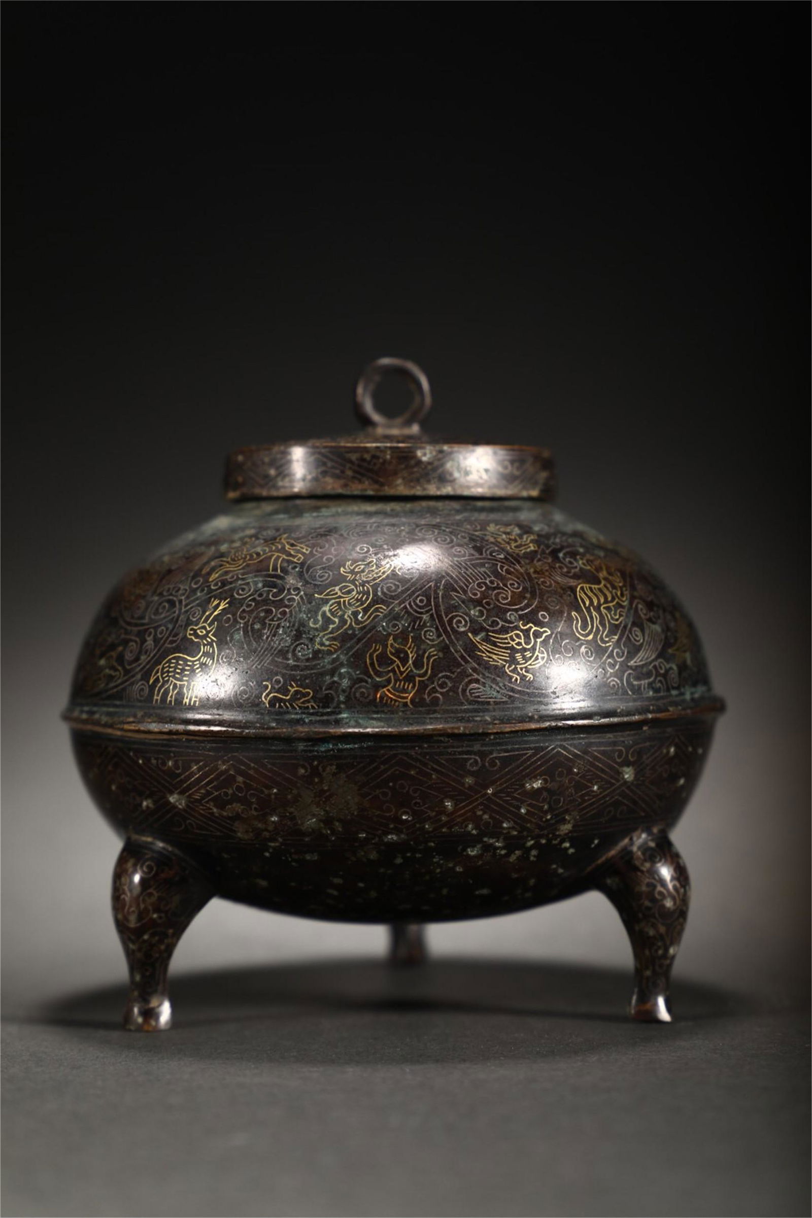 A CHINESE PAINTED GOLD AND SILVER LIDDED JAR (1 of 9)