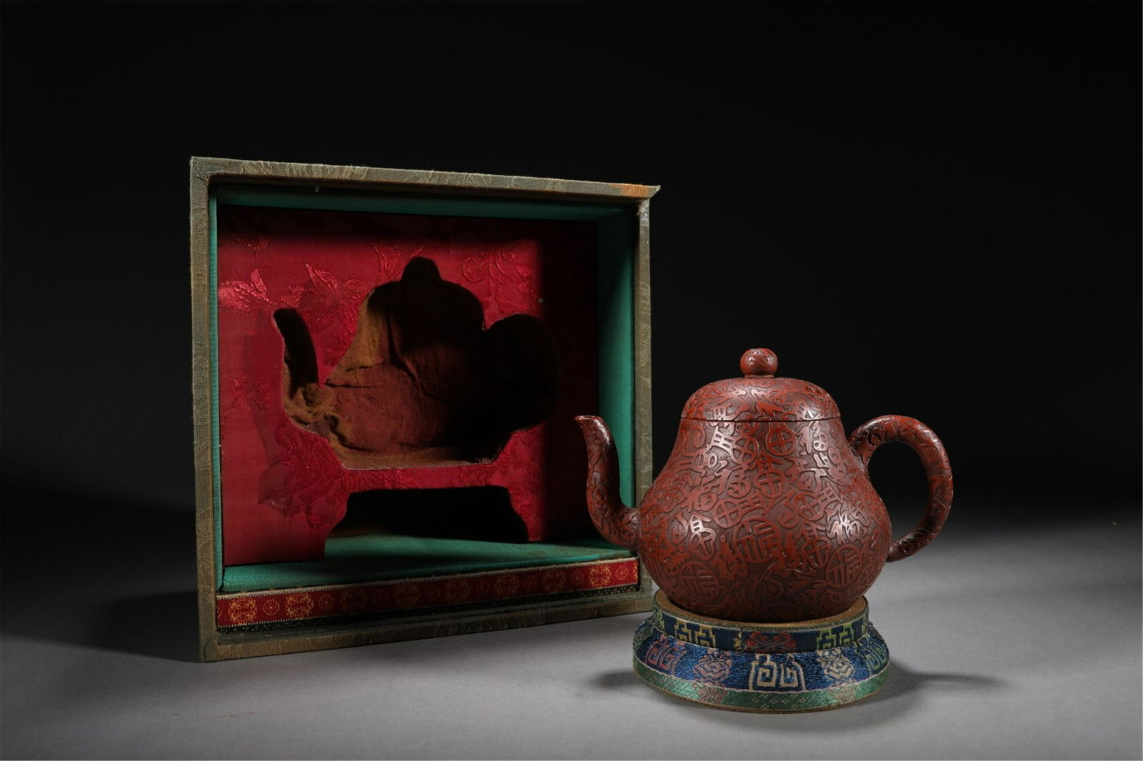 A CHINESE ZISHA CLAY TEAPOT (1 of 9)