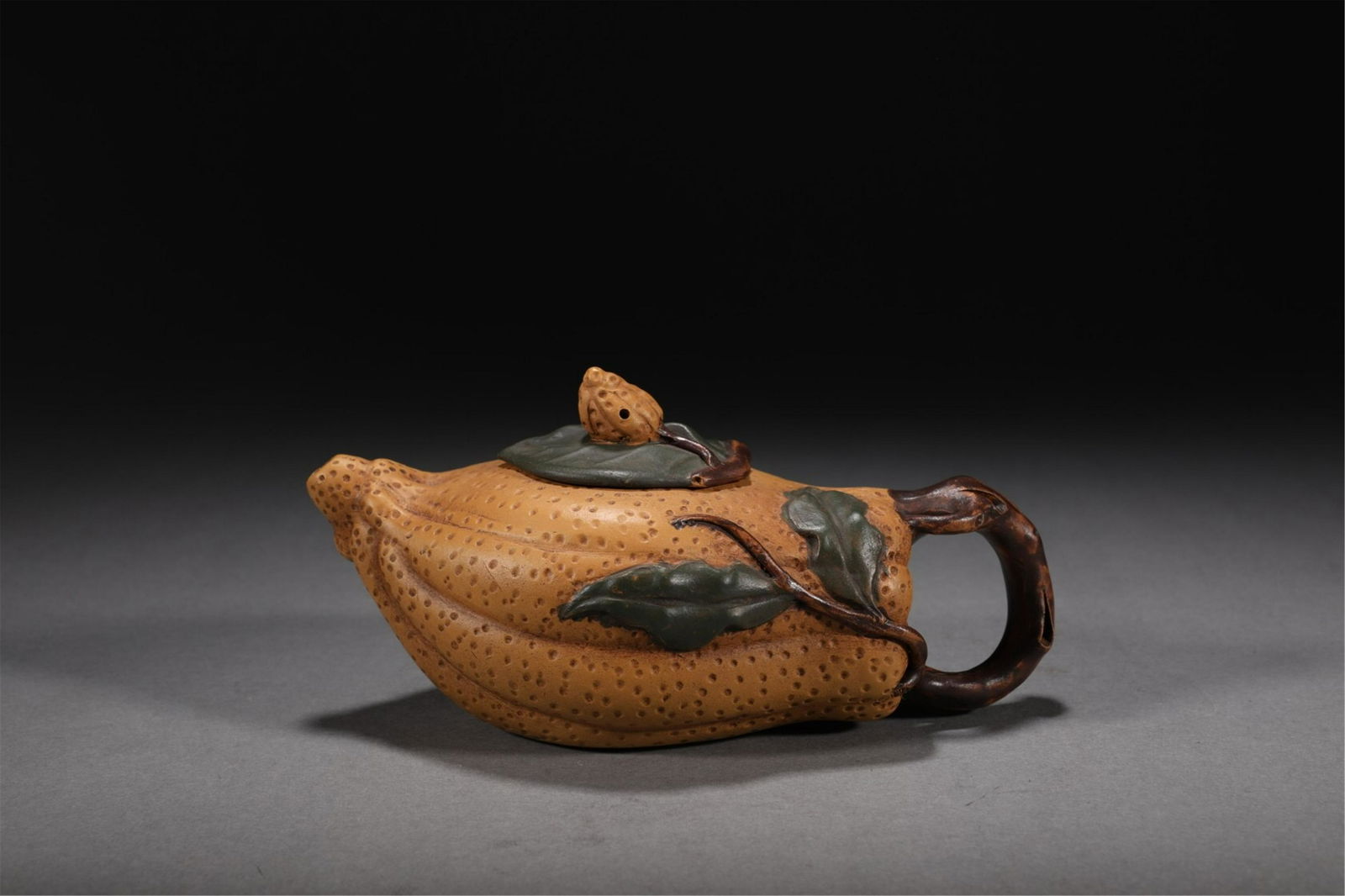 A CHINESE ZISHA CLAY MELON SHAPED TEAPOT (1 of 9)