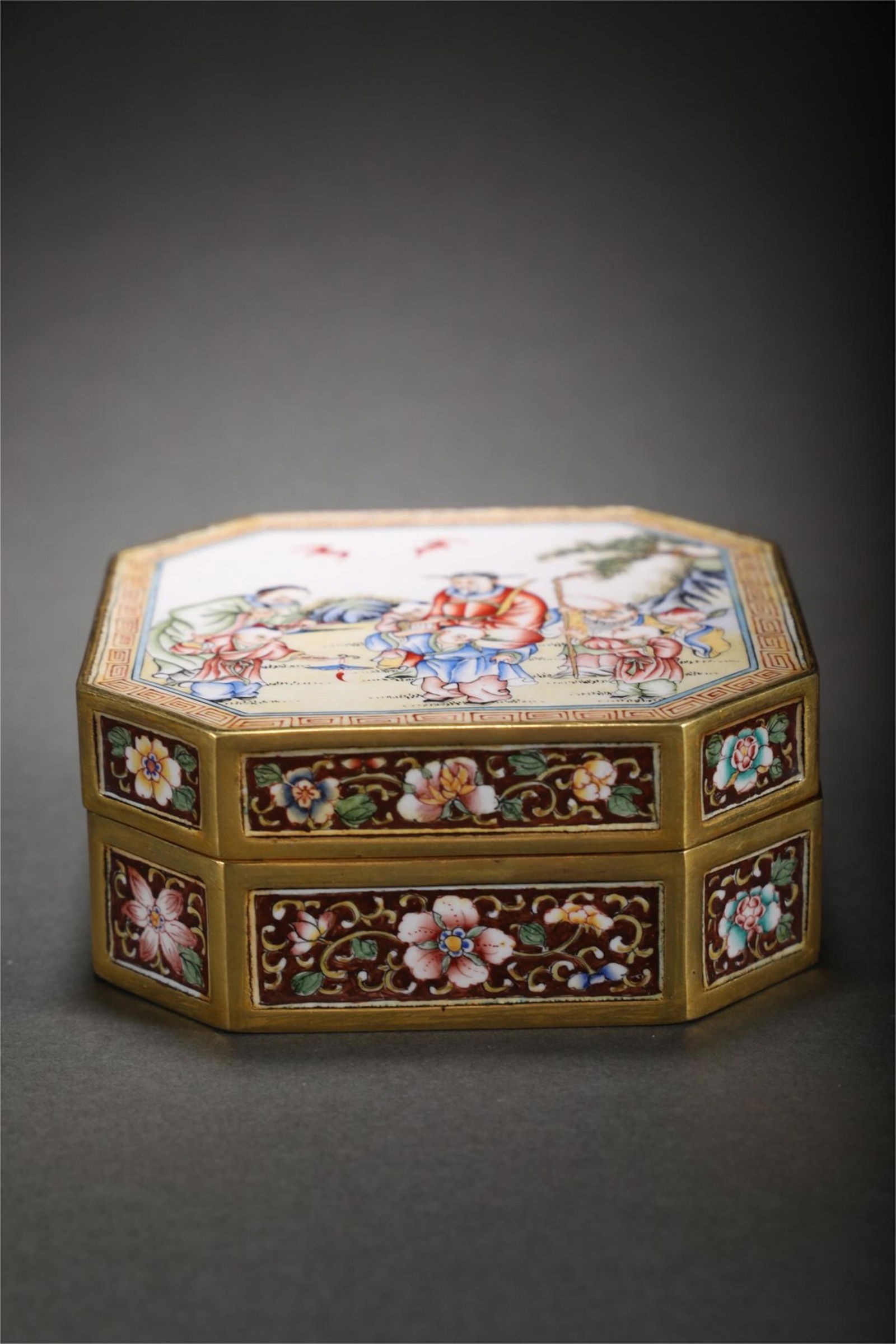 A CHINESE ENAMEL FLOWER LIDDED BOX (1 of 9)