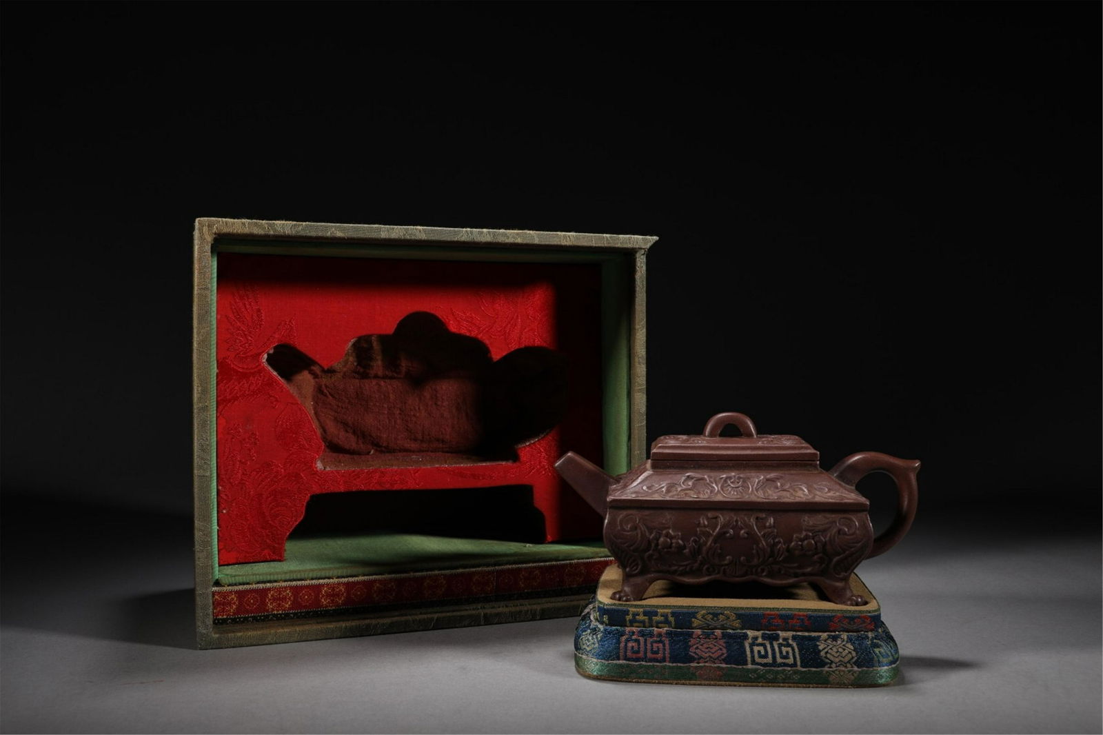 A CHINESE ENTWINE BRANCHES ZISHA CLAY TEAPOT (1 of 9)