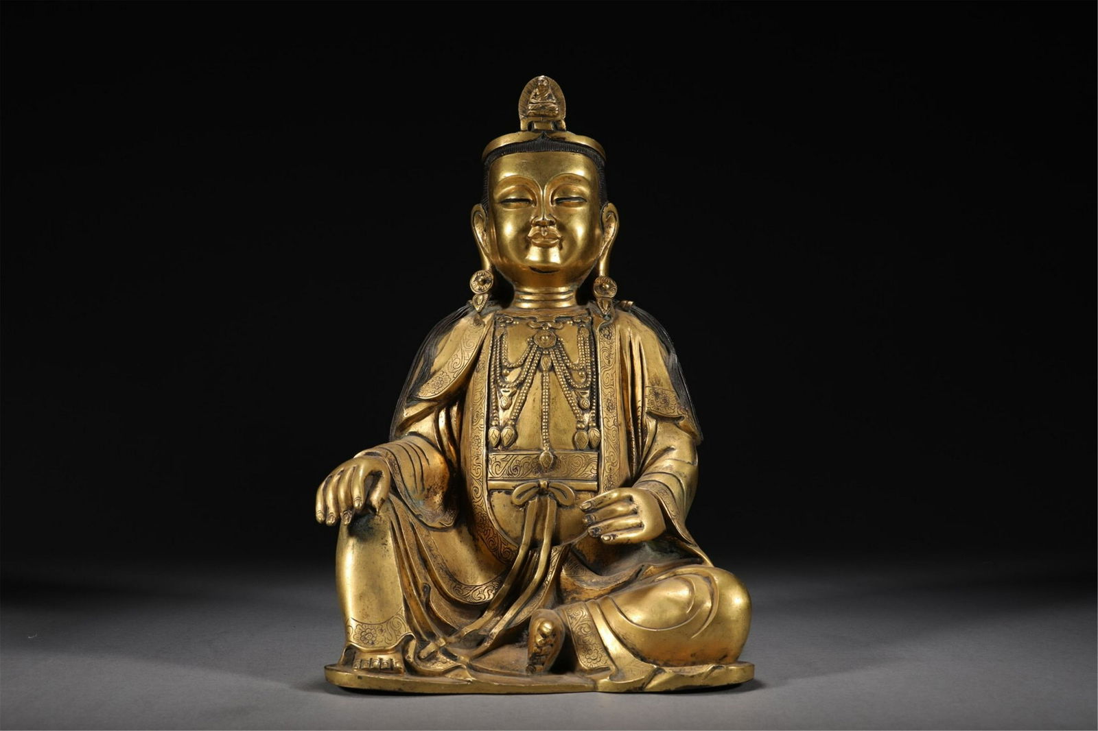 A CHINESE GILDING FIGURE OF BUDDHA STATUE (1 of 9)