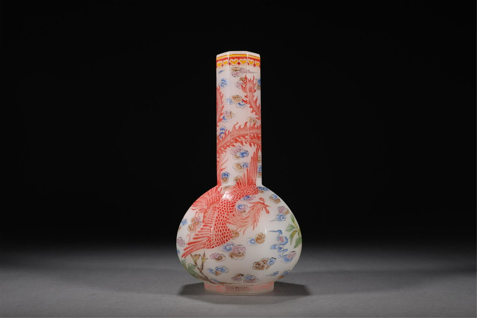 A CHINESE PEKING GLASS VASE (1 of 9)
