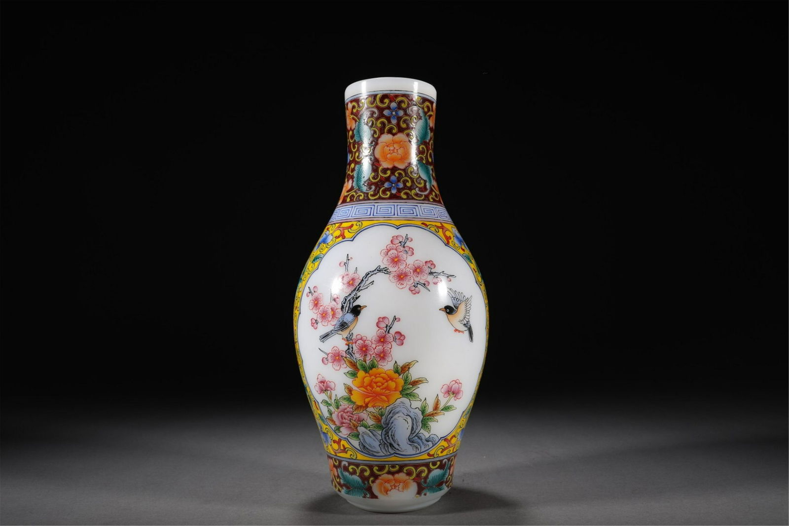 A CHINESE PEKING GLASS VIEWS VASE (1 of 9)