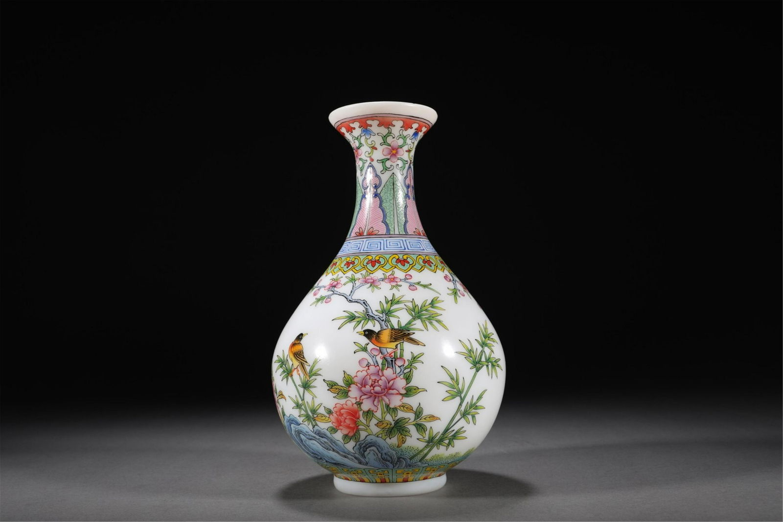 A CHINESE PEKING GLASS VIEWS VASE (1 of 9)