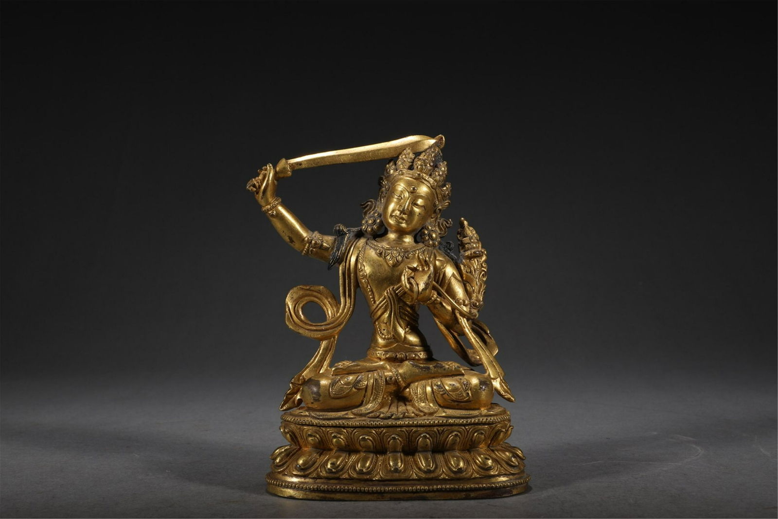 A CHINESE GILDING FIGURE OF BUDDHA STATUE (1 of 9)