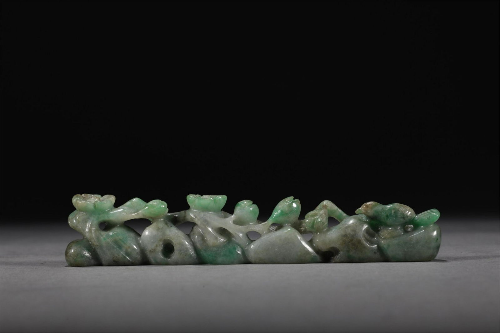 A CHINESE JADEITE BRUSH HOLDER (1 of 6)